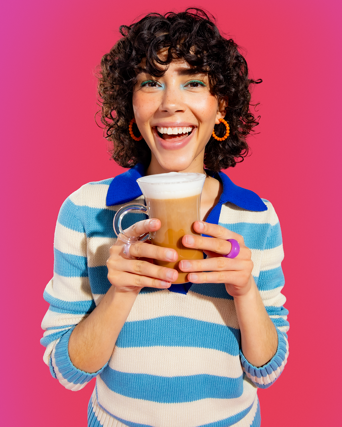 2505_250514_HappyCoffee_S22_Model_HotCoffee_3312_4x5.png