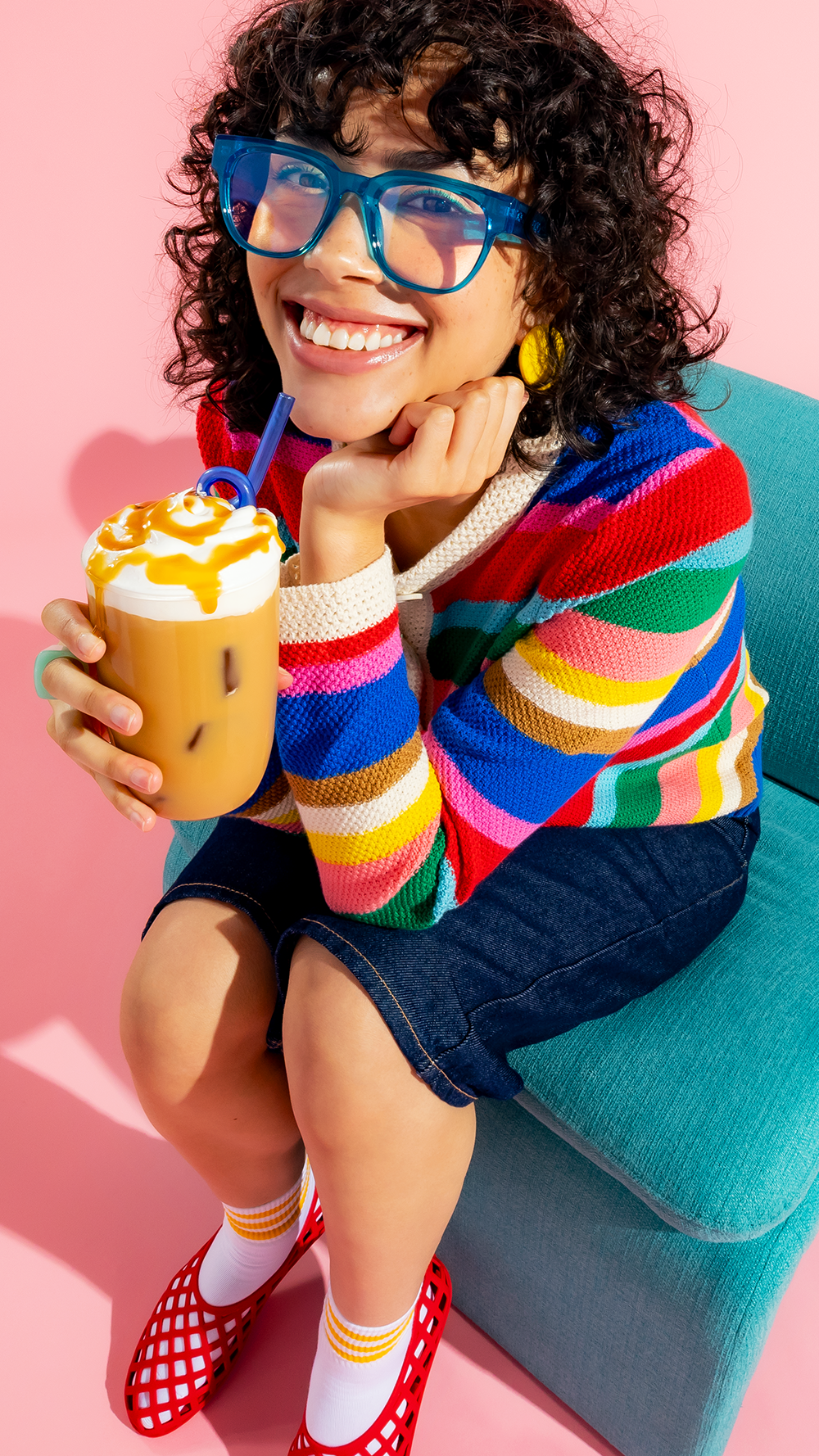 2505_250514_HappyCoffee_S15_Model_Chair_1791_9x16.png