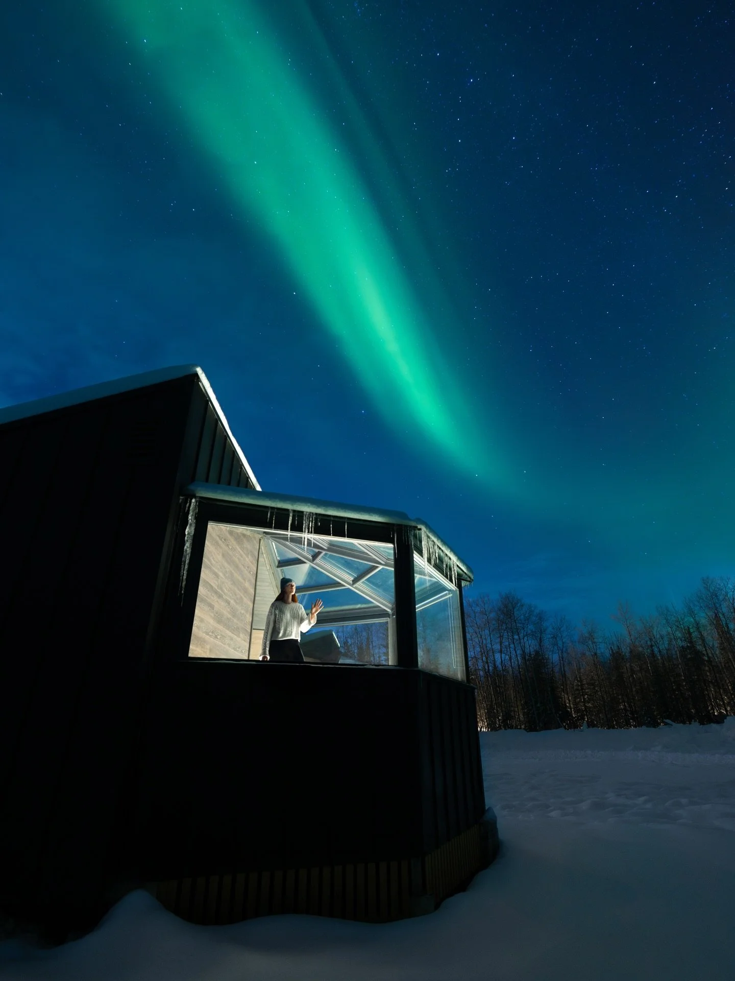 When the sky decides to dance ✨

Exactly a year ago, I was in Alaska witnessing and capturing the northern lights. My gosh this night was SO cold but so insanely beautiful. It still blow me away that our planet is so magical, the sky can literally ju