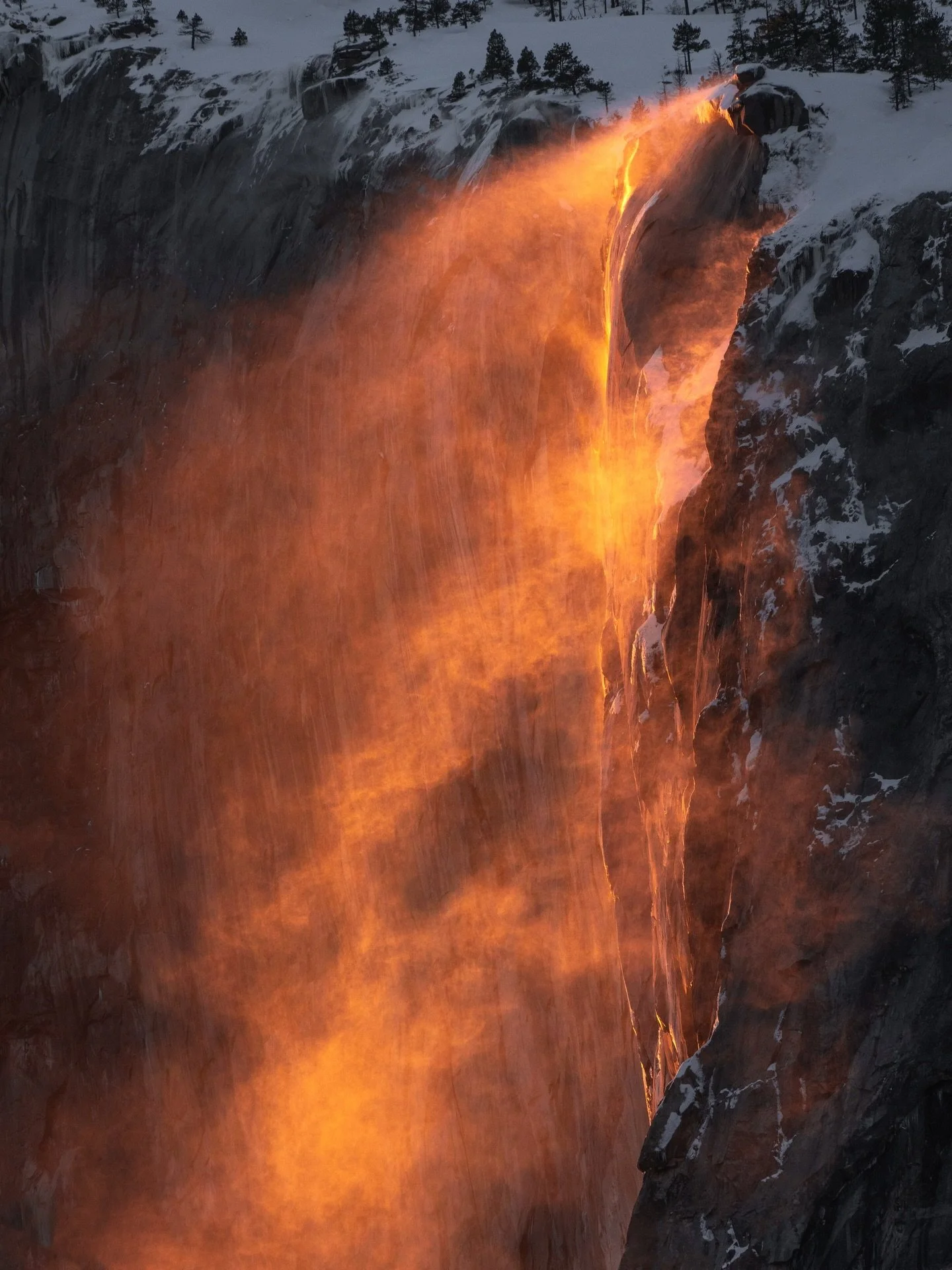 When water meets fire.

PSA: it&rsquo;s currently firefall season in Yosemite!!🔥

If you haven&rsquo;t heard of it before, there&rsquo;s two weeks in February where if the conditions are right, the sun hits Horsetail falls at an angle that creates a