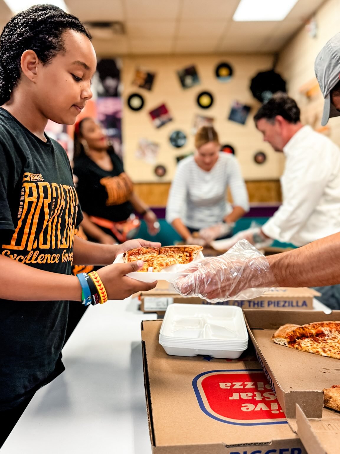 PIZZA TIME 🍕 💡 

Thank you @onideas for providing pizza for our &ldquo;Funday Friday!&rdquo;
Photos @feliciarbassphoto_hq 
#dontmissabeatjax #summercamp #pizzaparty #broadwayexperiencejax