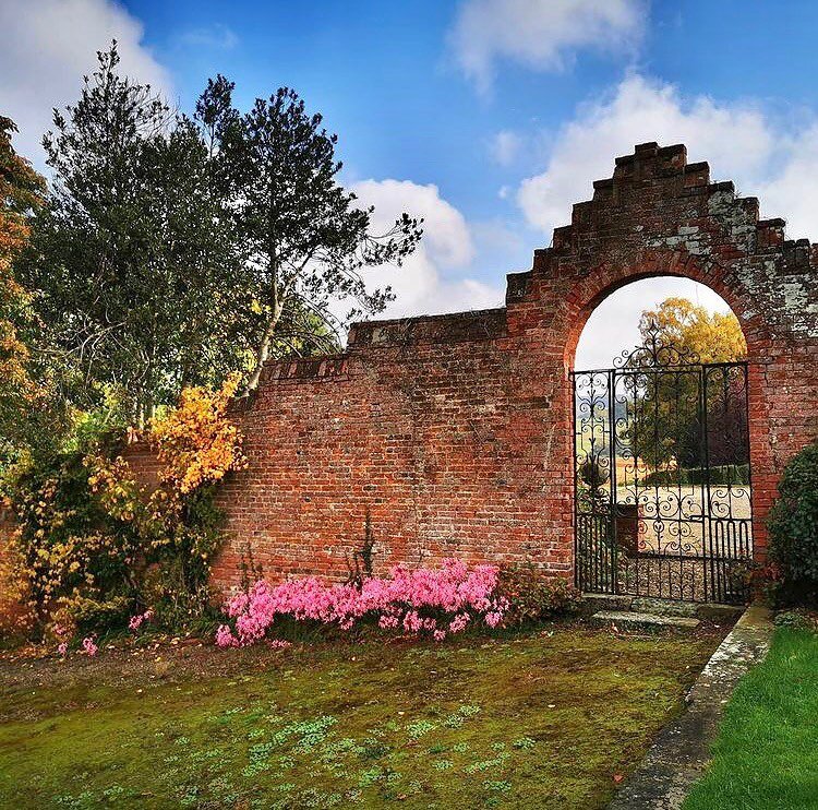 Kyre Park&rsquo;s enchanting garden gateway 🌸