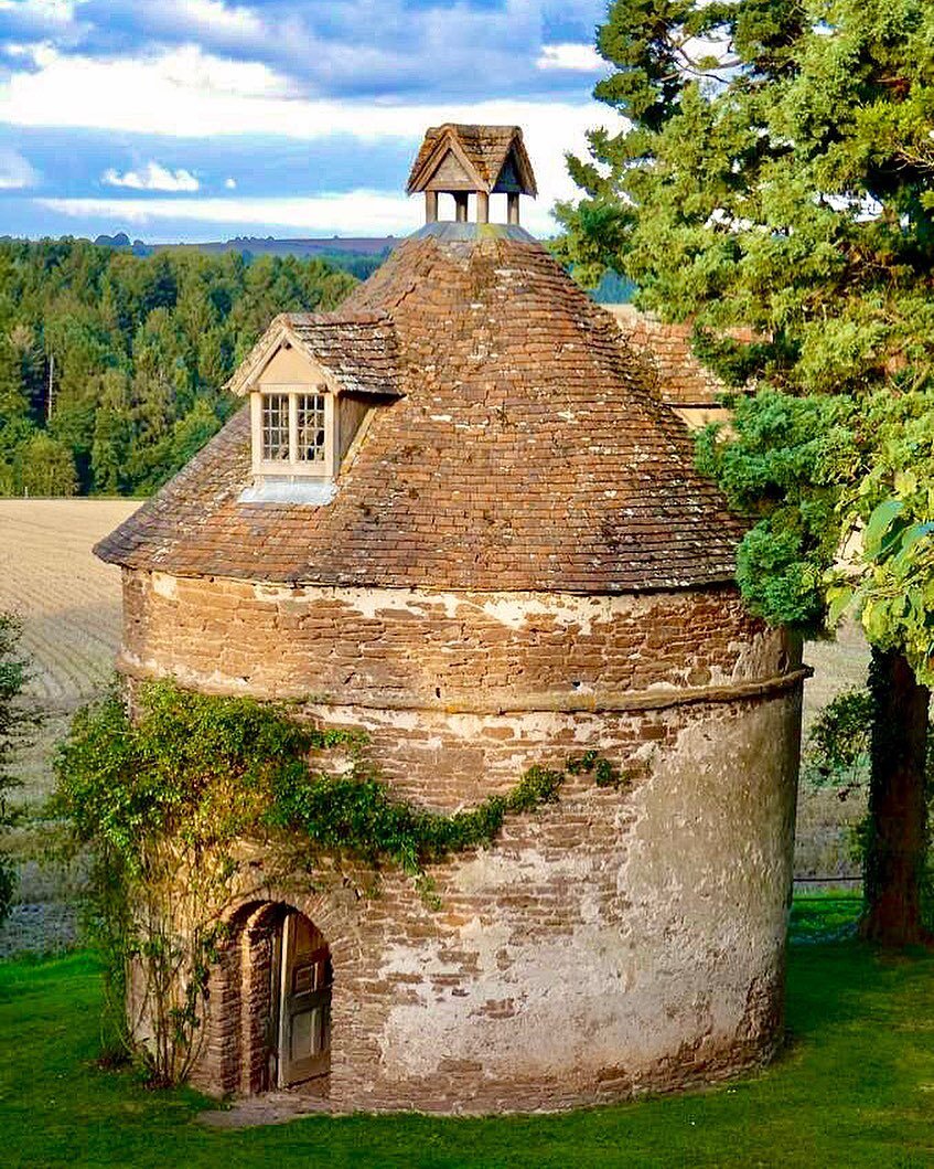 A folly straight out of a fairytale 🏰

#KyrePark Norman dovecote sits in front of the medieval archery lawn and is home to our resident peacocks 🦚 

 #kyreparkandgardens #kyrepark #englishcountryside #britishheritage #shropshire #hertfordshire #lud