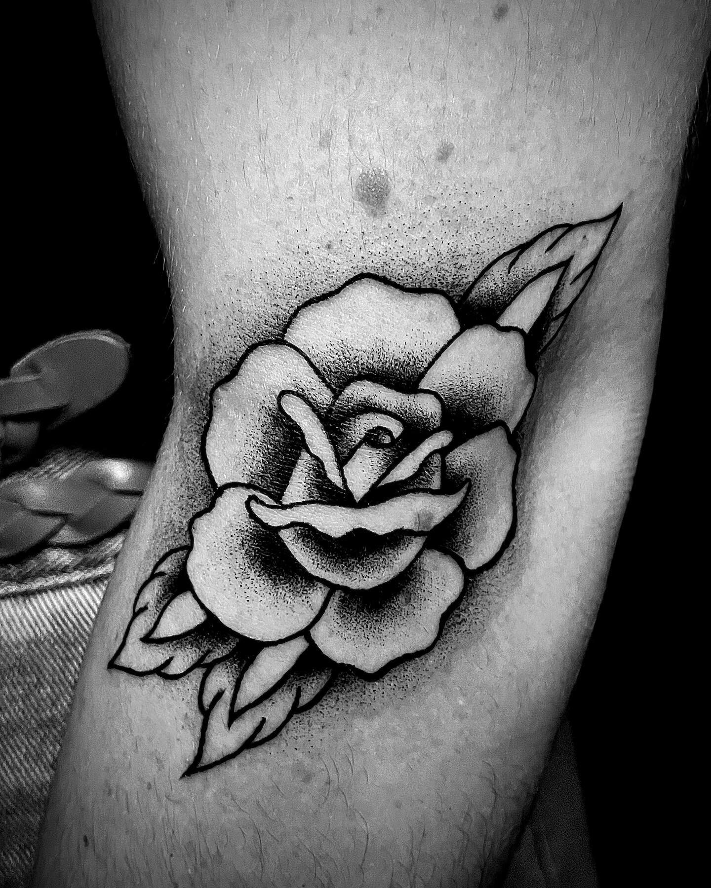 🌹 Rose from my flash 🌹

I drew this beauty years ago! It was really fun finally getting to do it

🖤🖤🖤
Books open
Email me 
❤️&zwj;🔥

@sacredheartbrooklyn 

#brooklyntattooartist #greenpointtattooartist #nyctattooartist #newyorktattooartist #bla