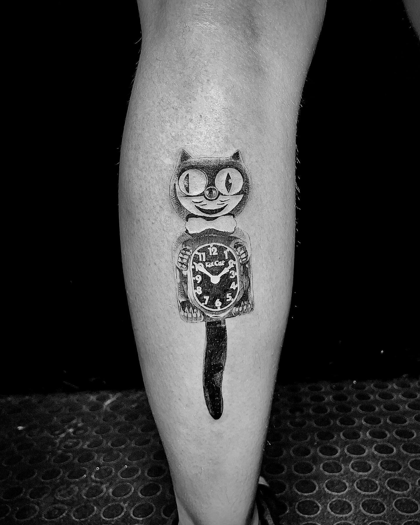 Kit Cat Clock 

I&rsquo;m so happy I got to finally do this little cutie! 

❤️&zwj;🔥❤️&zwj;🔥❤️&zwj;🔥

My books are open

Send me all your nostalgic ideas 

@sacredheartbrooklyn 
#kitcatclock #kitcatclocktattoo #clocktattoo #objectportrait #realism