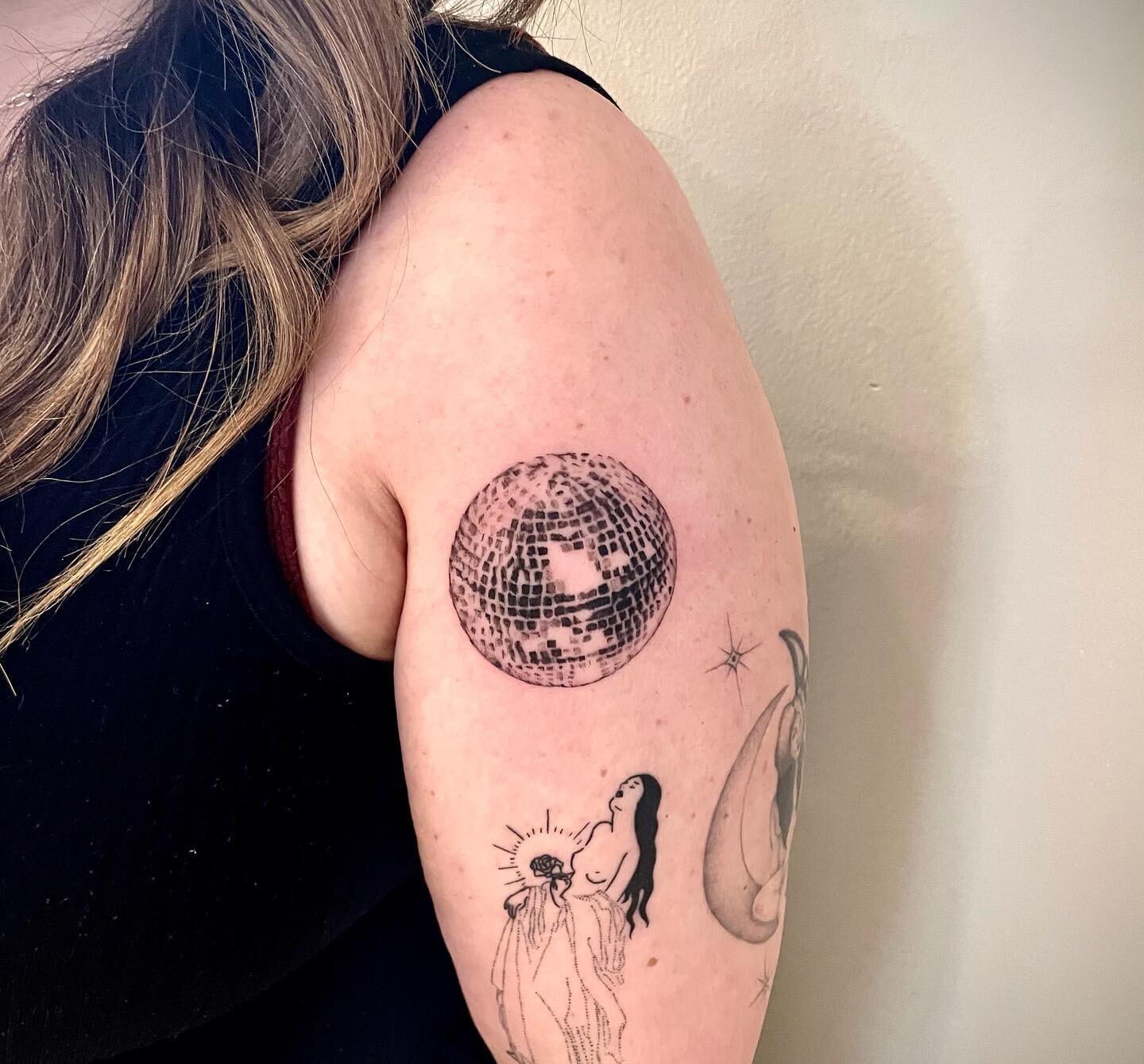 Of course I did a disco ball during my trip to Portland&hellip; I actually did 2!

🪩🪩🪩

Now booking September! Email me to schedule an appointment.

Done at the lovely @tattoo34pdx 

#discoball #discoballtattoo #mirrorballtattoo #mirrorball #refle