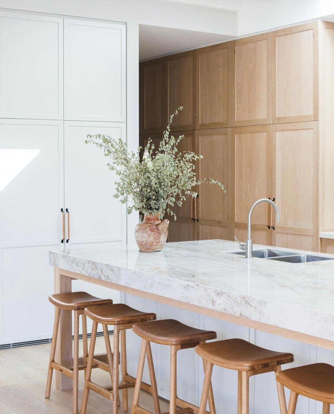 A timeless and beautiful kitchen design that will last throughout the years.⠀⠀⠀⠀⠀⠀⠀⠀⠀
⠀⠀⠀⠀⠀⠀⠀⠀⠀
Design: @kyalandkara⠀⠀⠀⠀⠀⠀⠀⠀⠀
Photo: @gracepicot