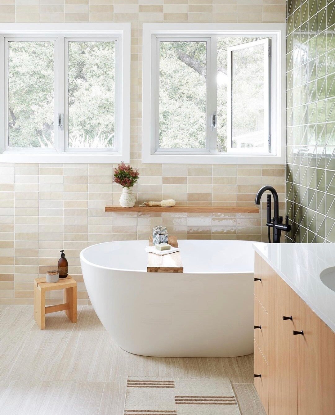 Some major tile inspiration for this Wednesday morning + you know I&rsquo;m a sucker for a splash of green 💚⠀⠀⠀⠀⠀⠀⠀⠀⠀
⠀⠀⠀⠀⠀⠀⠀⠀⠀
Design: @ginny_macdonald⠀⠀⠀⠀⠀⠀⠀⠀⠀
Photo: @jessicajalexander