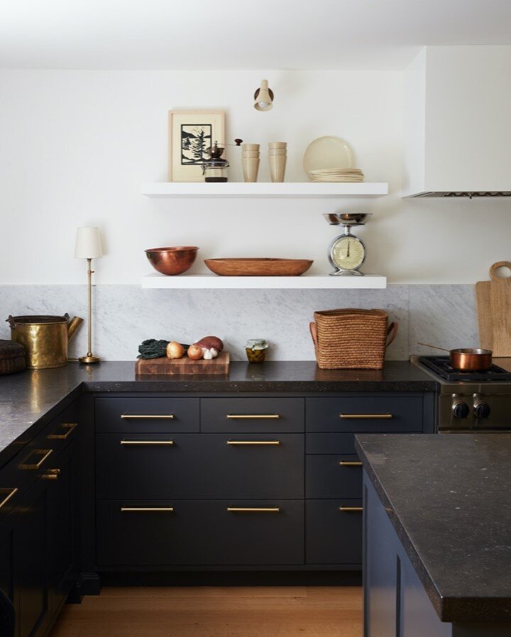 Classic tones that make up a beautiful timeless kitchen.⠀⠀⠀⠀⠀⠀⠀⠀⠀
⠀⠀⠀⠀⠀⠀⠀⠀⠀
Design: @alyssakapitointeriors