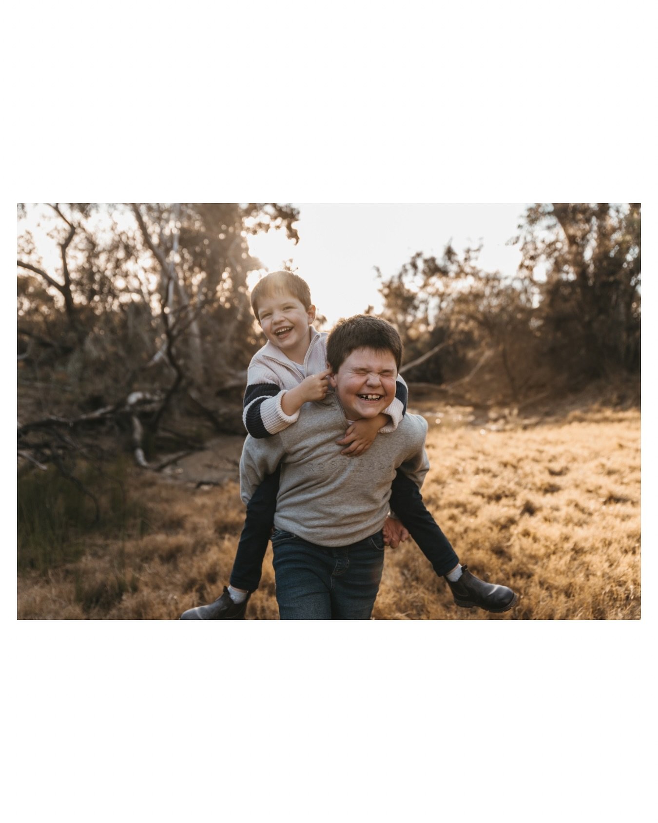 Brief: a wet willy but make it gorgeous. 

Nailed it 😉

#wetwilly #brothers #familyphotography #thefarmersfriendphotography #thefarmersfriend #goondiwindiphotographer #goldenhour #farmkids #farmlifebestlife #goldenhourphotography #brothersandbestfri