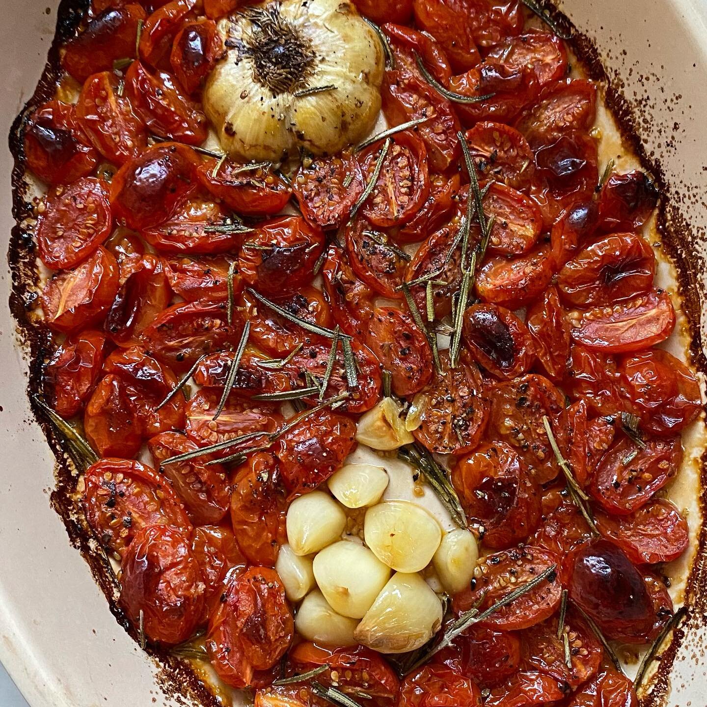 I&rsquo;m just a little bit 👌 obsessed with Roasted Tomatoes 🍅 I think they are beautiful AND delicious! That is such a versatile dish and looks so good on the table! 👍 it works well also with a few-days-old cherry tomatoes, and that is exactly wh