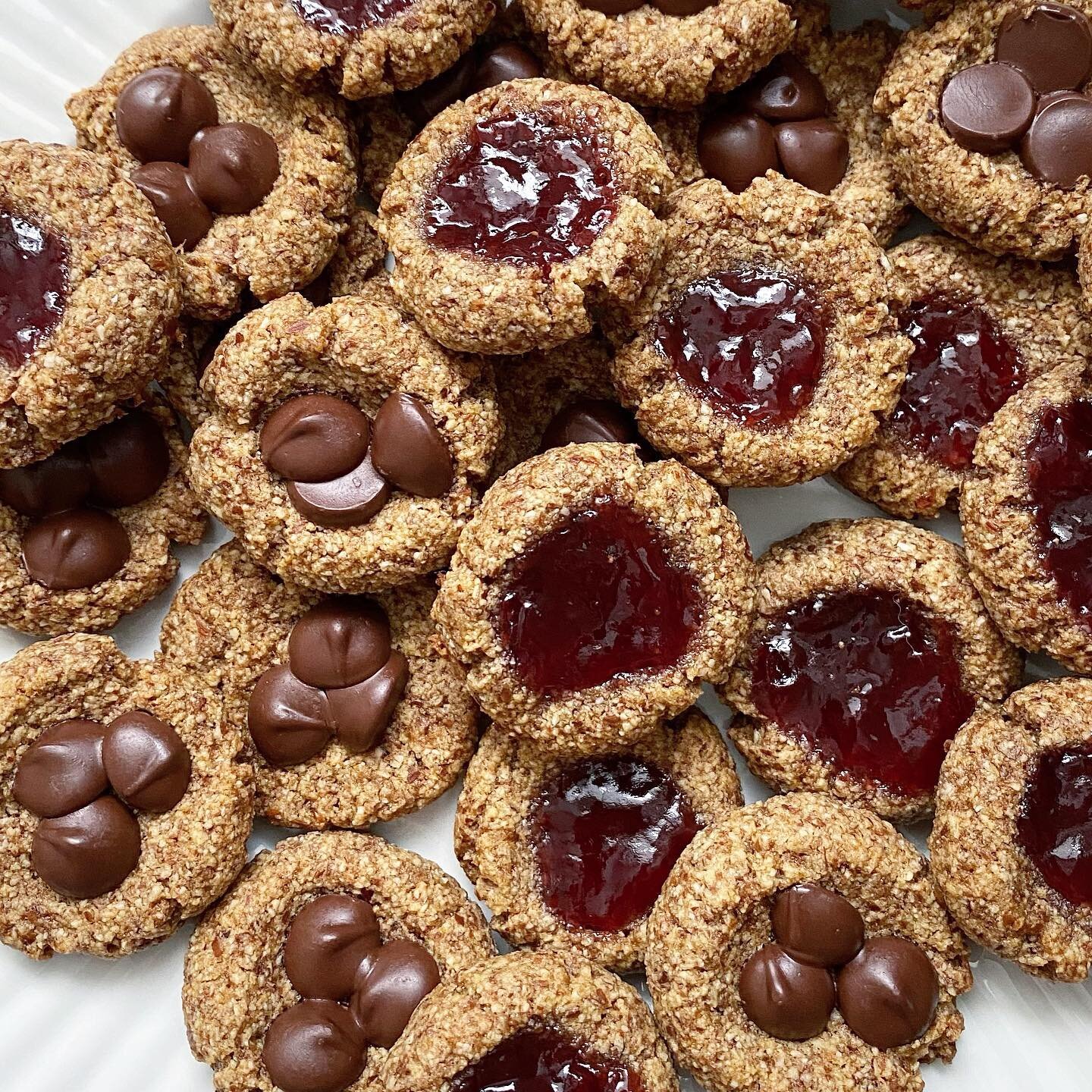 5 Minutes Thumb Cookies 👍 🍪 You don&rsquo;t need to wait for Valentine&rsquo;s Day to have cookies and chocolate 🍪 these cookies are easy, quick, and made with good-for-ya ingredients: 2 cups almond meal, 1/2 cup coconut sugar, pinch salt, pinch c