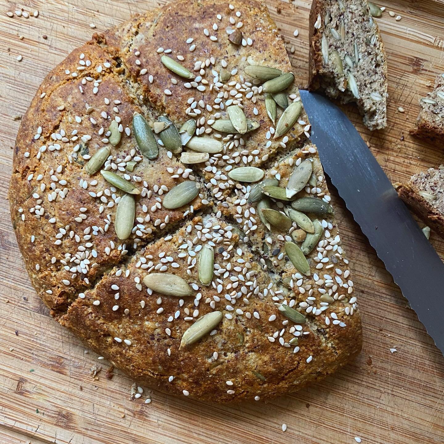 An oldie but goodie, Better-Than-Bread bread 🍞 from my cookbook 💚 you would never know it&rsquo;s #GlutenFree 👍 super easy, mix all the ingredients in a large bowl and bake for 20 min. 🤩 Great little project for a cold and snowy ❄️ Sunday🙏 All y