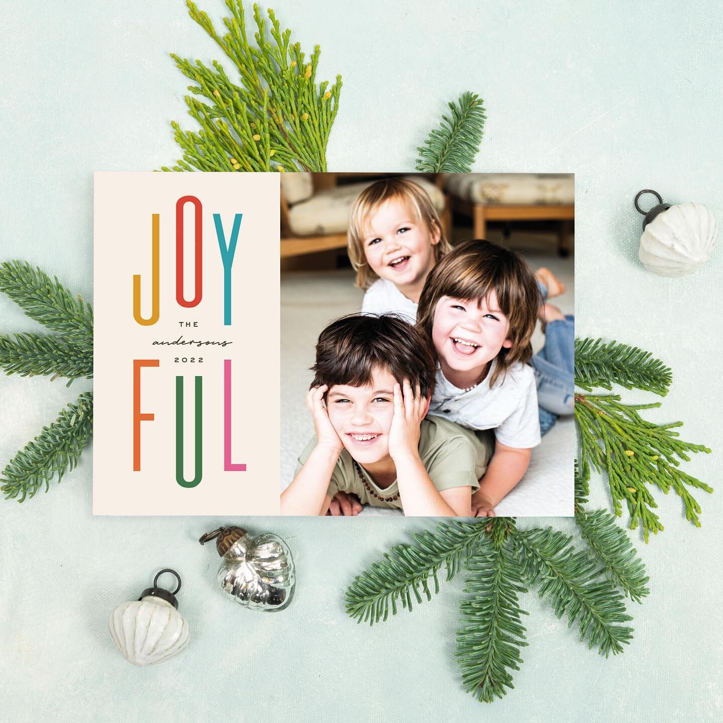 And just like that&hellip;Christmas is less than a month away! 😅

Thankfully there is still plenty of time to purchase holiday cards. &lsquo;Joyful Split&rsquo; is one of my favorites in my @minted collection this year! 🌈 ⛄️

Beautiful Flat lay moc