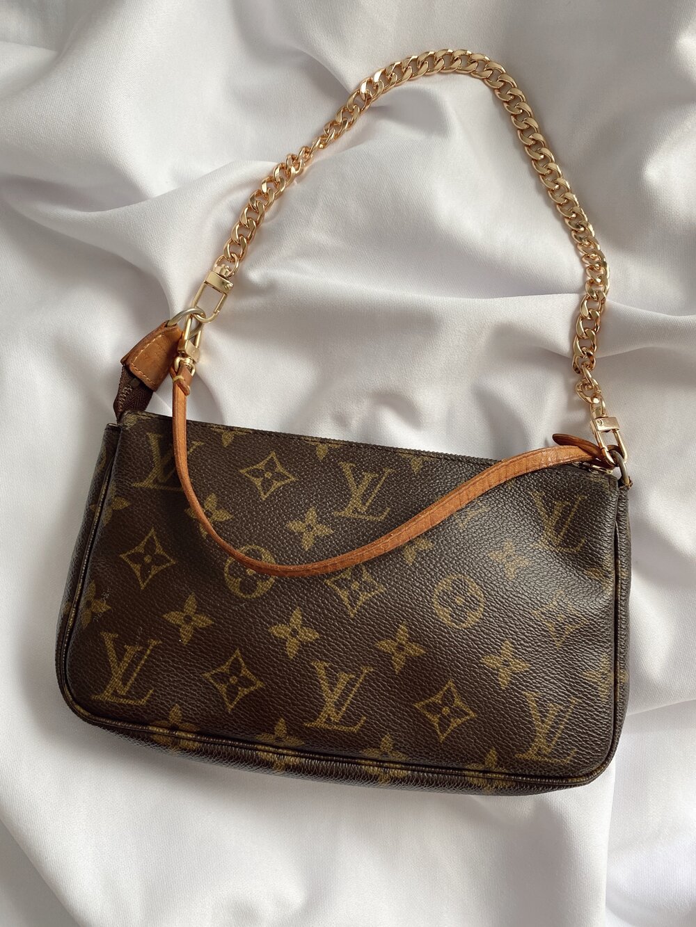 AUTHENTIC LOUIS VUITTON TOILETRY 19 + Complimentary Accessories – Sexy  Little Vintage
