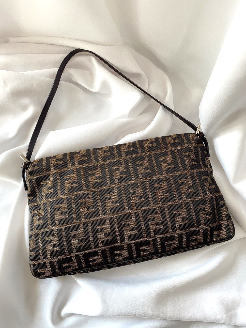 Baguette handbag Fendi Black in Synthetic - 26808888