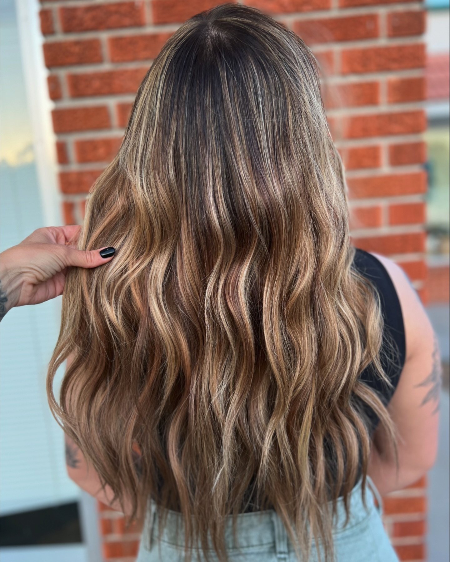 Golden hour.🌅☀️ This hair and this lady always deserve a permanent spot on the feed! @ivynailz 💛💛