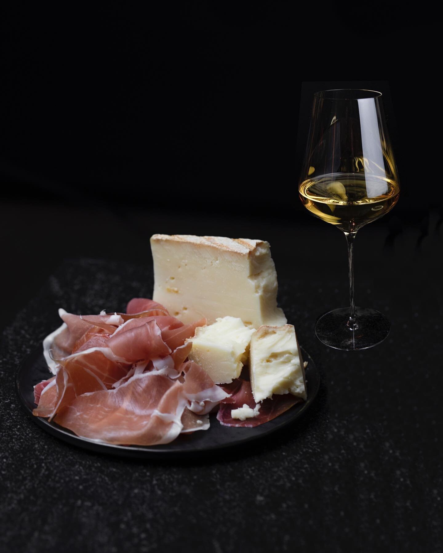 Canary Island Wines + snacks for @crownshynyc ✨👑 @kgoceljak 
⁣

⠀⠀
⁣

⁣

 #crownshy #winelovers #outdoordiningnyc #chefspalate #foodie #lefooding #eater #chefepic #fooddelivery #foodie #foodstagram #nycrestaurant #chefselection #cheftable #alfrescod