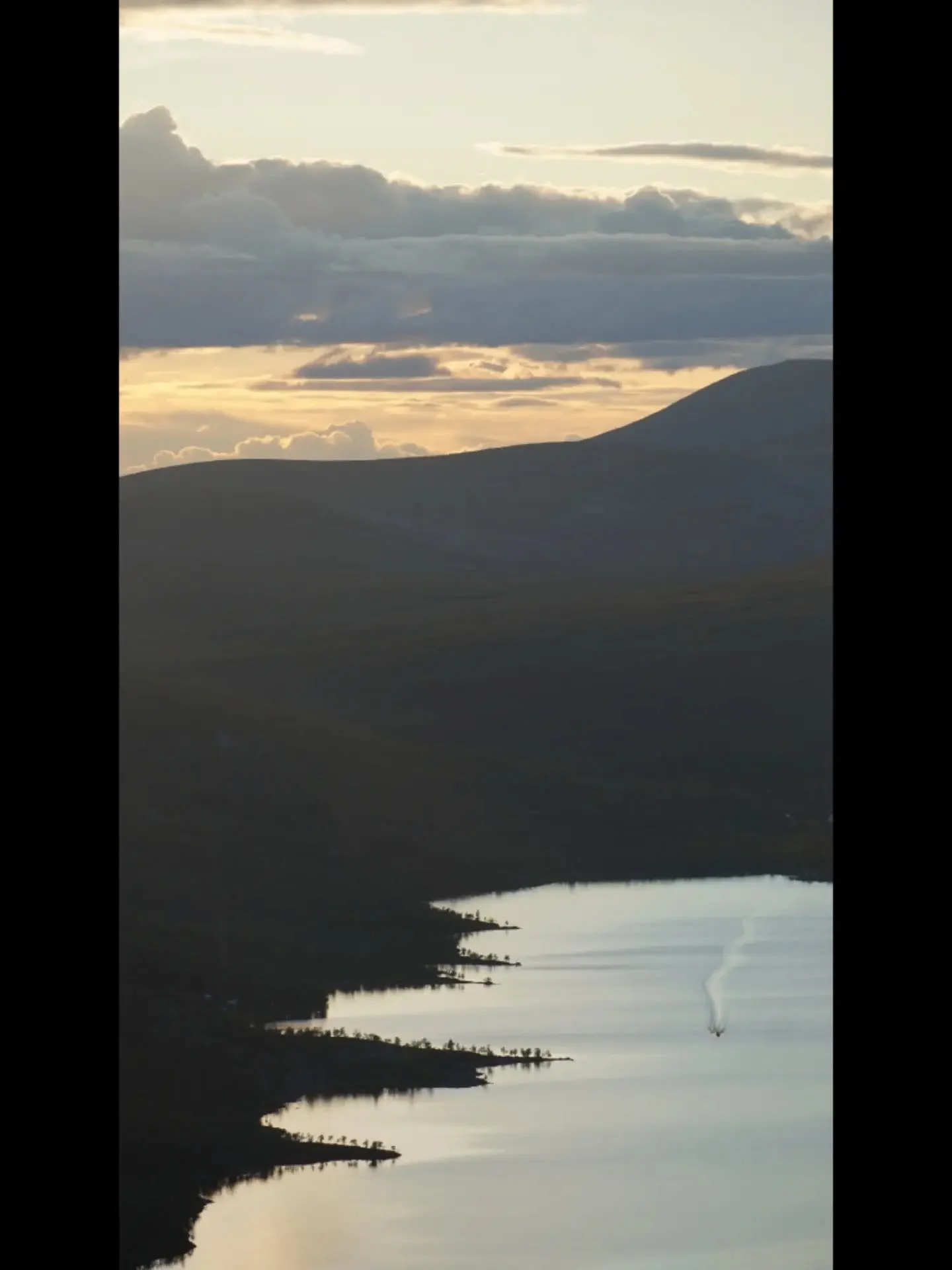First few weeks of Gr&ouml;velsj&ouml;n 🍃

Photo dump from this summer. This is from my first few weeks there - end of July and beginning of August. Went on a day hike with @zarzarstrails and @lattare_aventyr which was so nice! 🤩