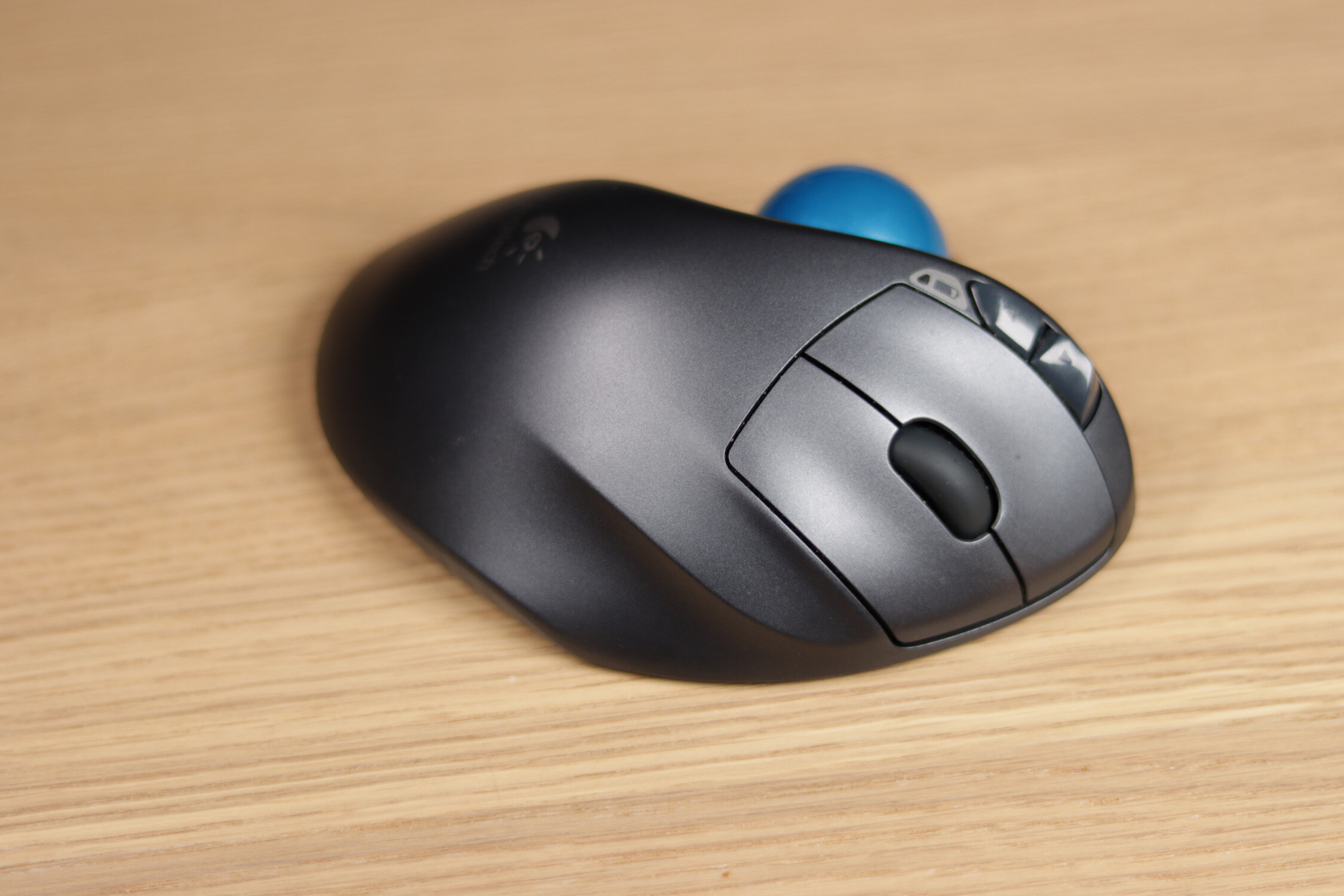 Bundle Logitech M570 Wireless Trackball Mouse – Ergonomic Design