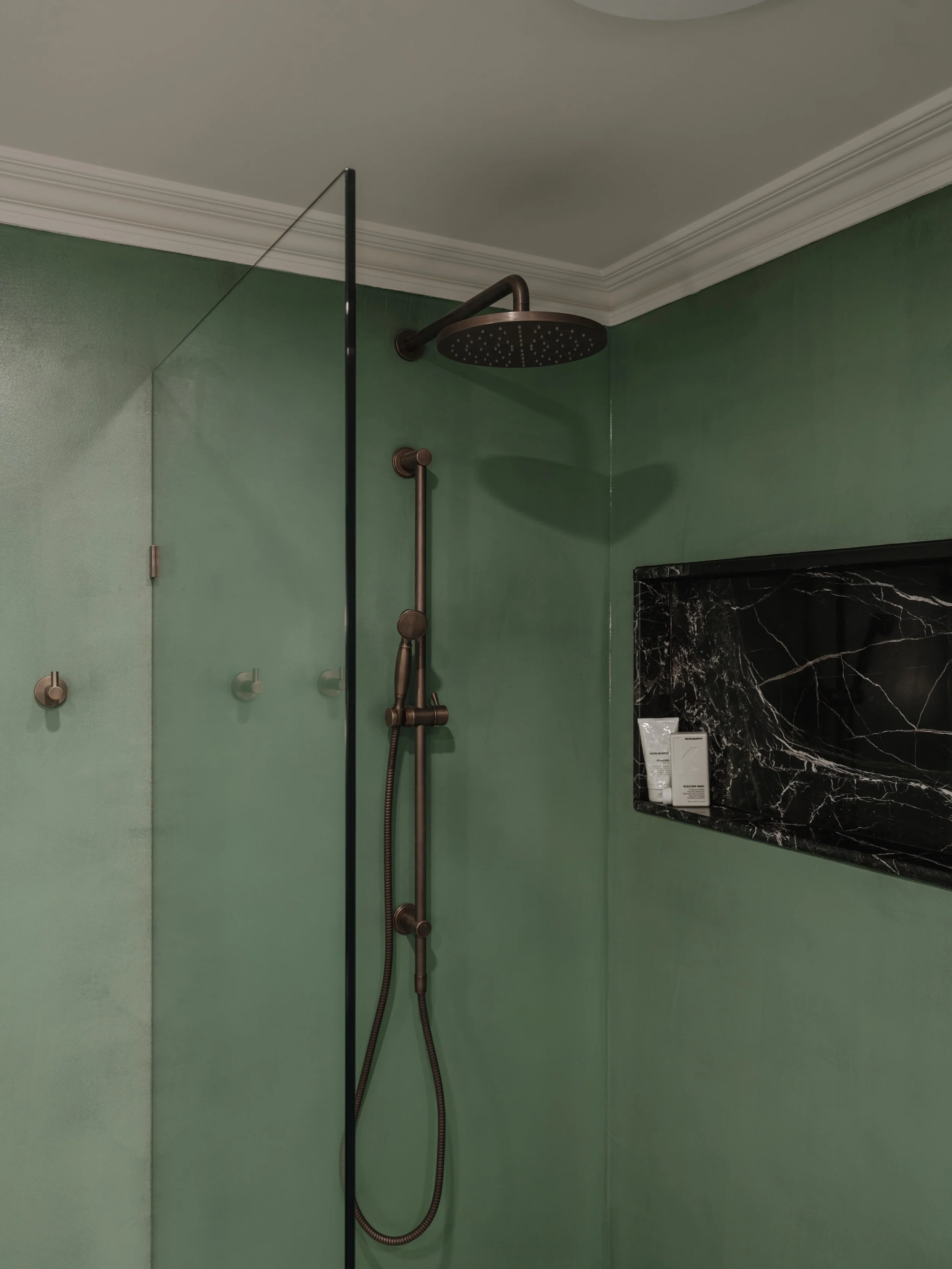 Main bathroom 2.jpg