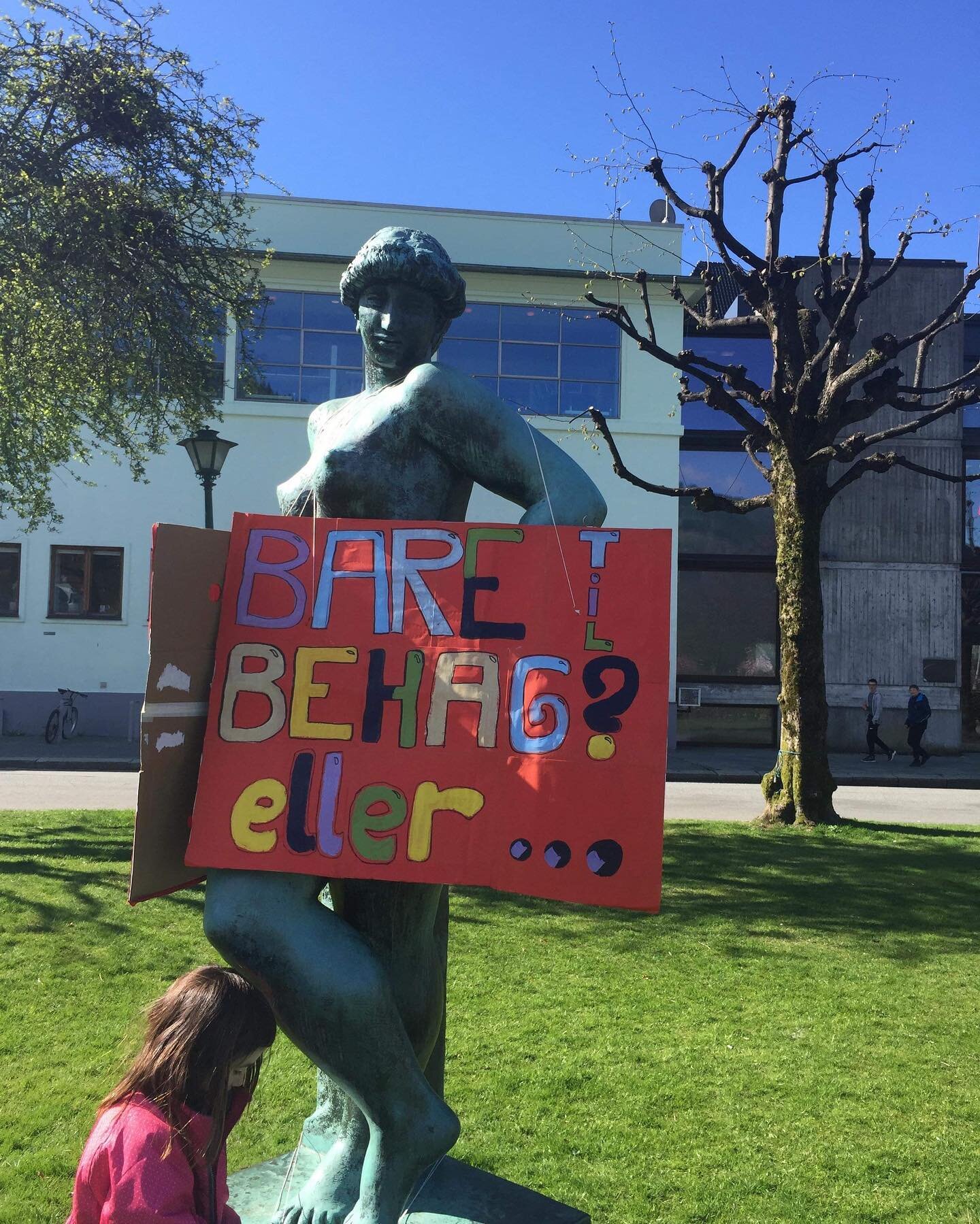 Kvinnegruppa OTTAR Vestland har plakataksjon i Bergen i dag 1 mai💪🏻🎶❤️🥁