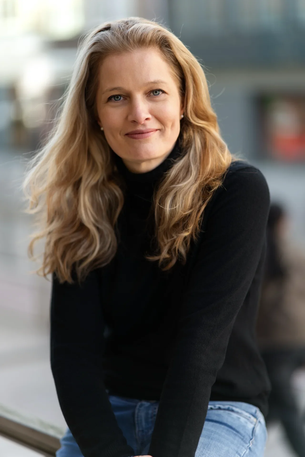 Portrait Coach, sitzend draußen