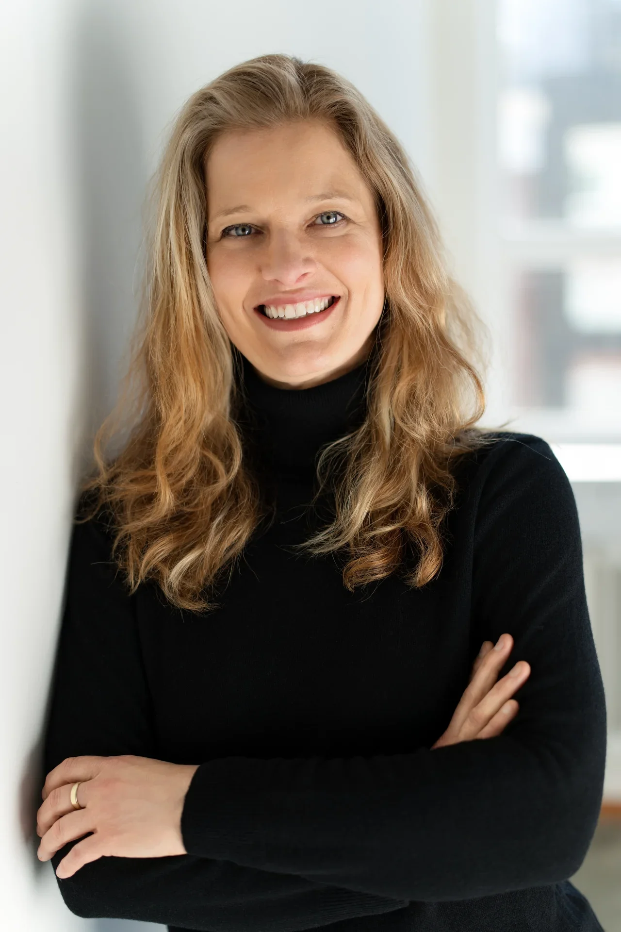 Fotostudio, Frau lehnt an Wand