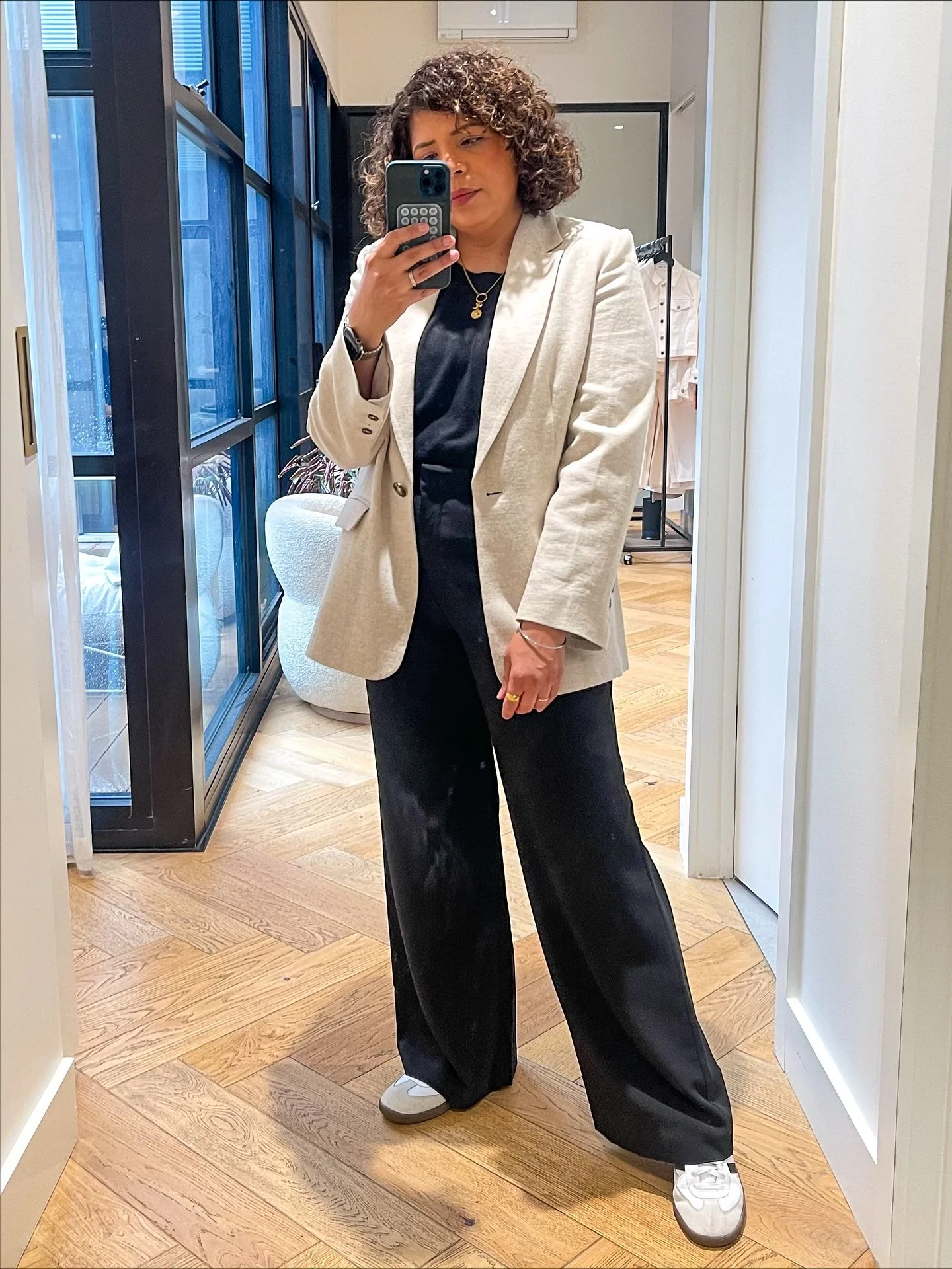 Same base. Different moods. 

This is exactly why I love creating capsule wardrobes &mdash; one well-cut base outfit can take you anywhere with just a few smart layers.

Here&rsquo;s how:

🤍 White Denim Jacket: Adds a casual, fresh energy &mdash; pe