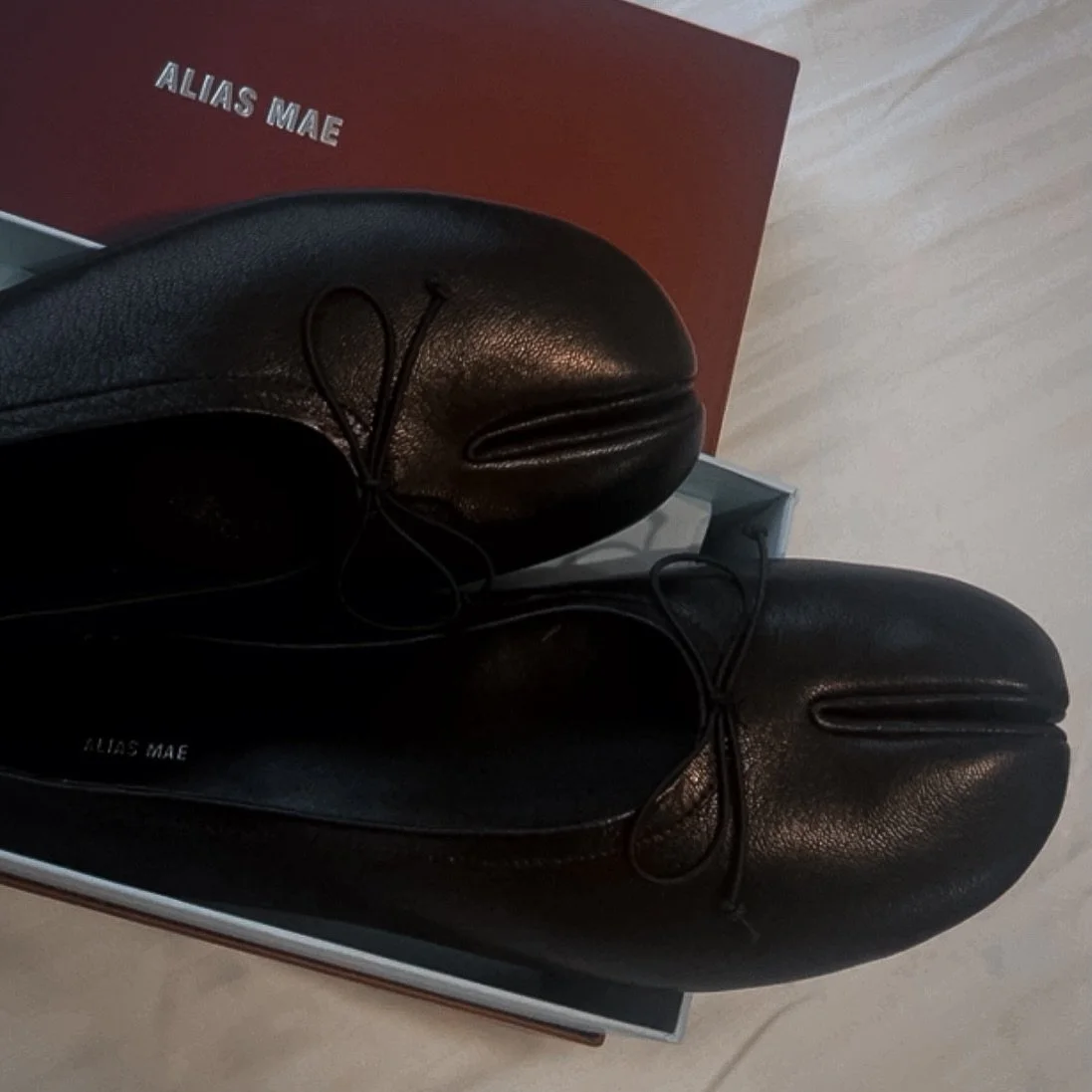 I&rsquo;ve always wanted margiela tabis but could never justify the price point. Finally the Tabi gods heard me and one of my favourite shoe brand @aliasmae came out with an even cuter version and that too with a bow! They are made of such beautiful 