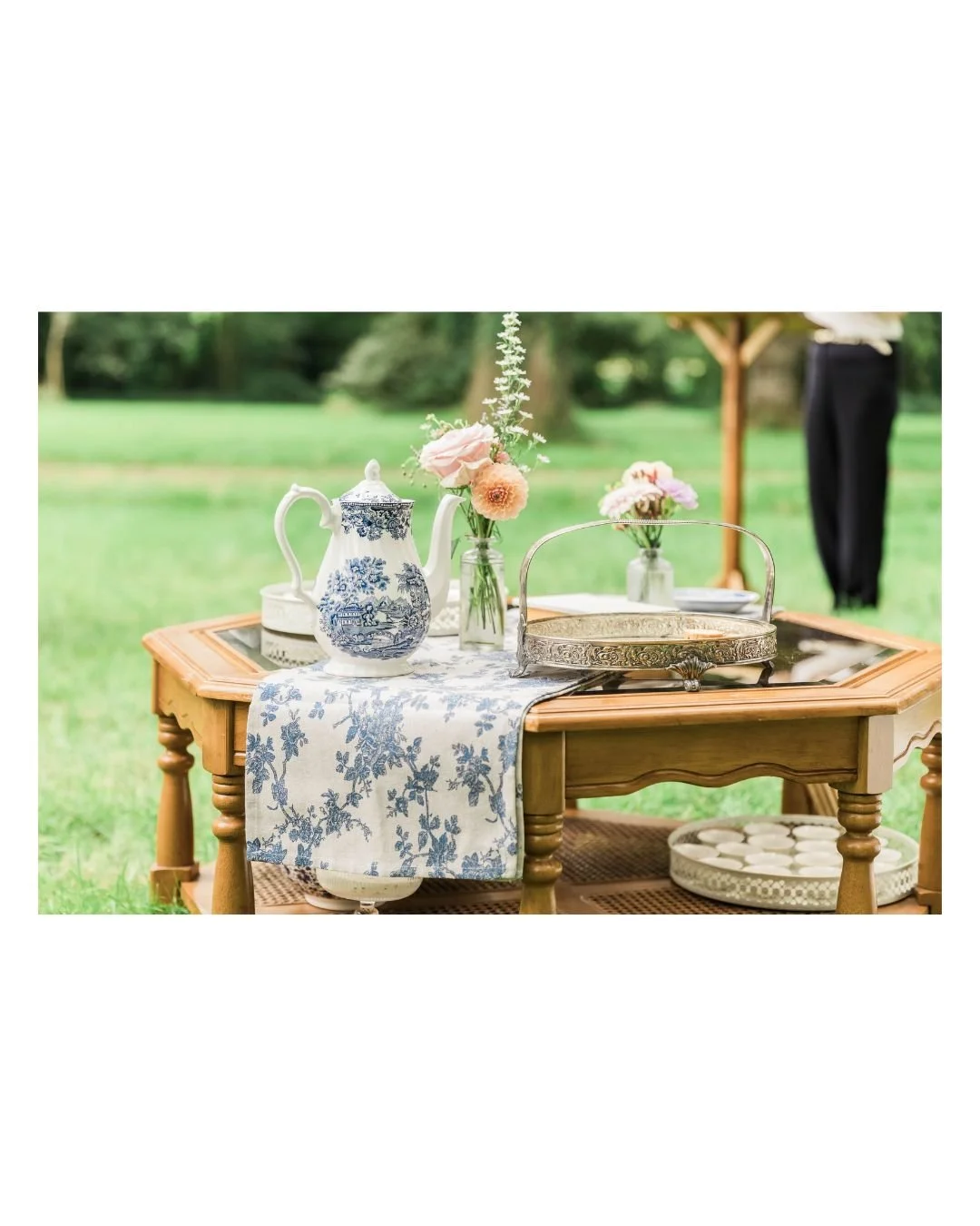 C'est l'heure du th&eacute; !
J'ai ador&eacute; ce rituel des saveurs.
.
.
Th&eacute;i&egrave;re et plateaux chin&eacute;s par les mari&eacute;s 👌