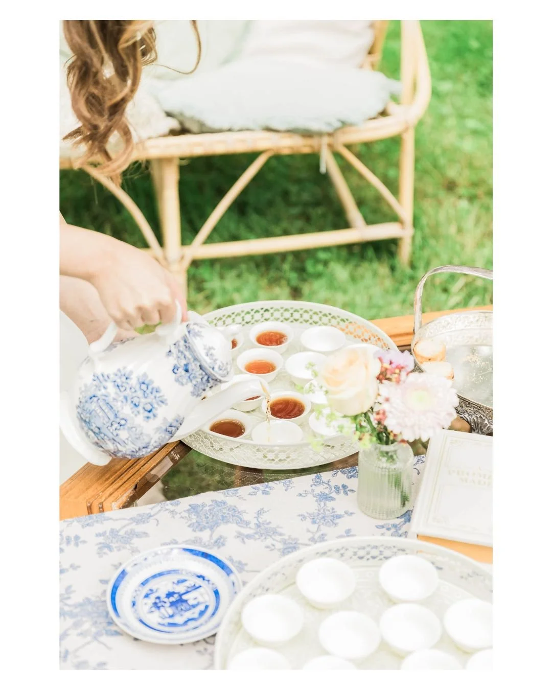 C'est l'heure du th&eacute; !
J'ai ador&eacute; ce rituel des saveurs.
.
.
Th&eacute;i&egrave;re et plateaux chin&eacute;s par les mari&eacute;s 👌