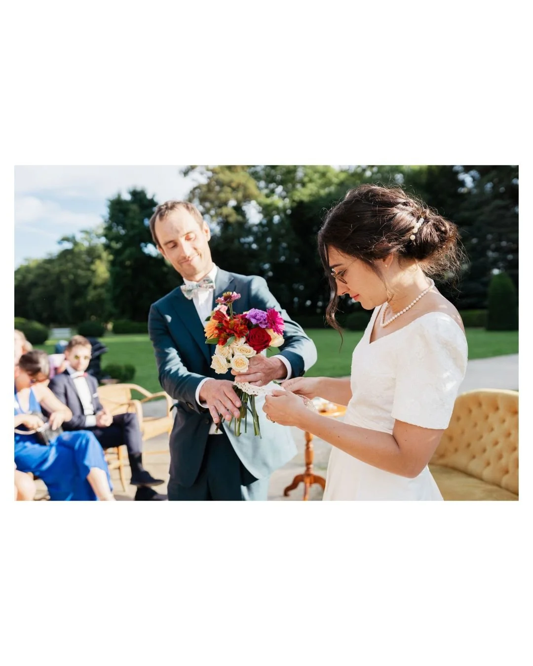 Chaque rituel cr&eacute;&eacute; avec les couples, raconte une nouvelle histoire. On oublie le catalogue de rituels cl&eacute; en main. Celui-ci symbolise une oeuvre po&eacute;tique, compos&eacute;e &agrave; plusieurs coeurs, une broderie confectionn