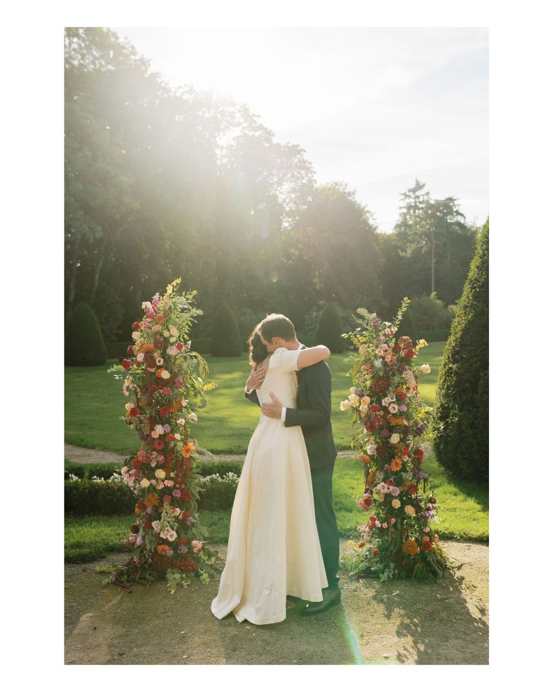 Je vous souhaite &agrave; tous les deux, de ne jamais oublier cette lumi&egrave;re qui nous a tous envelopp&eacute;s d'une grande tendresse. 
Avec le coeur,
Anne
.
.
Officiante  @lamaisonlorcy 
Sc&eacute;no florale @reine_et_rose_fleuriste 
Jardins @