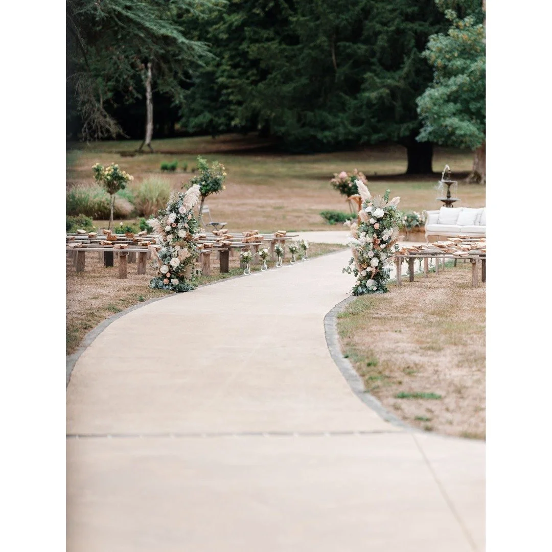 Chemin qui m&egrave;ne &agrave; l'union ✨
.
Que du bonheur de c&eacute;l&eacute;brer un mariage dans le parc du @domaineduchateaudelachasse !
.
Photographe @manonlb_weddingphotographer
Officiante de la c&eacute;r&eacute;monie @lamaisonlorcy
Artisan f