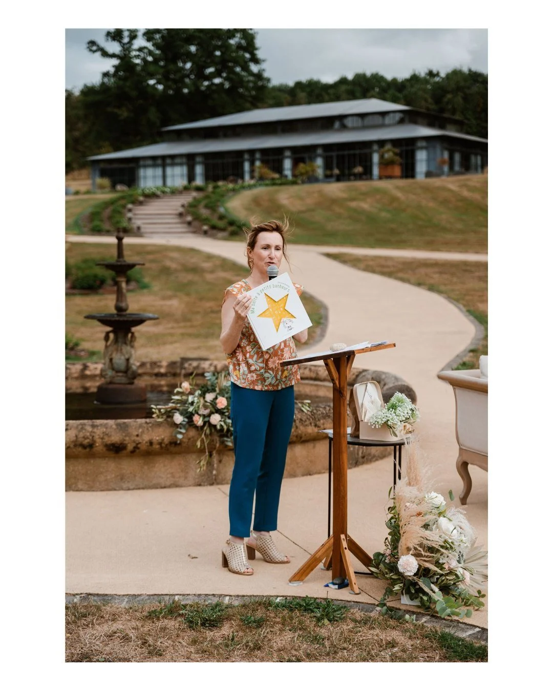 Il m'arrive de lire des textes tr&egrave;s tr&egrave;s s&eacute;rieux ✨ 😊
.
Officiante de la c&eacute;r&eacute;monie @lamaisonlorcy
Orangerie du merveilleux @domaineduchateaudelachasse