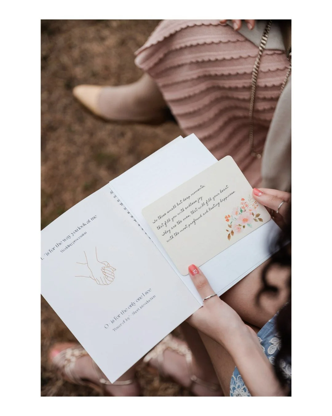 J'imagine que vous souhaitez une c&eacute;r&eacute;monie qui vous ressemble ? ✨ 
.
En g&eacute;n&eacute;ral, c'est l'une des raisons pour lesquelles vous chercher un.e officiant.e de c&eacute;r&eacute;monie professionnel.le., qui vous r&eacute;pondra