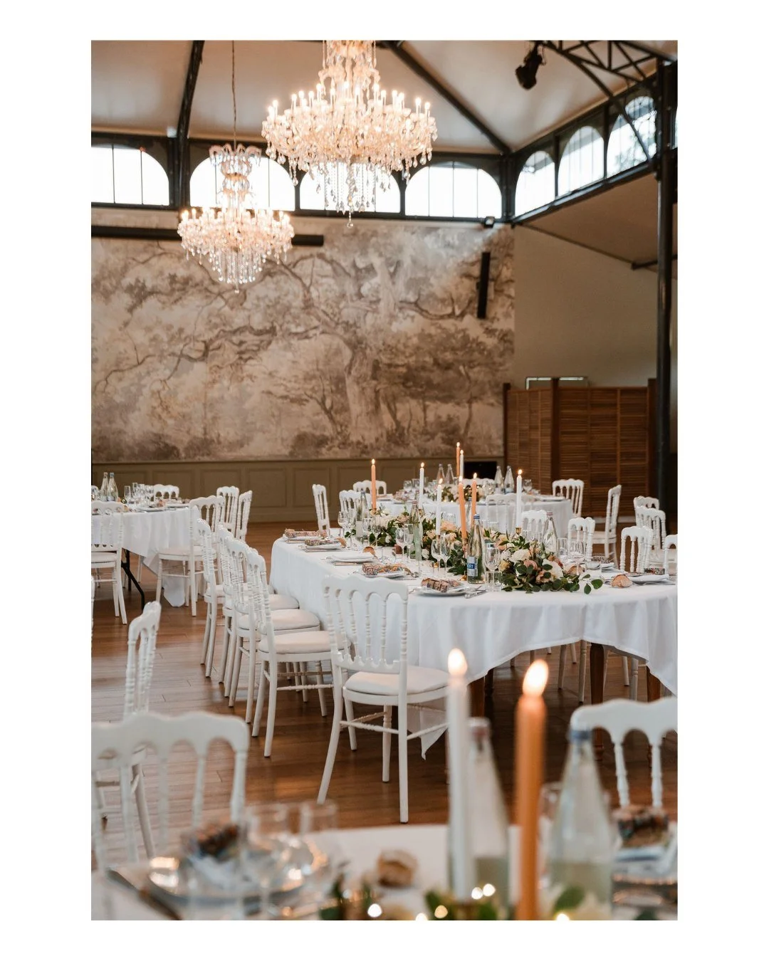 Ce serait dommage que votre c&eacute;r&eacute;monie ne soit pas la hauteur de votre d&icirc;ner, non ?
✨
Orangerie du @domaineduchateaudelachasse 
Officiante de c&eacute;r&eacute;monie @lamaisonlorcy 
Artisan floral @mme.camille.souslesbranches 
Phot