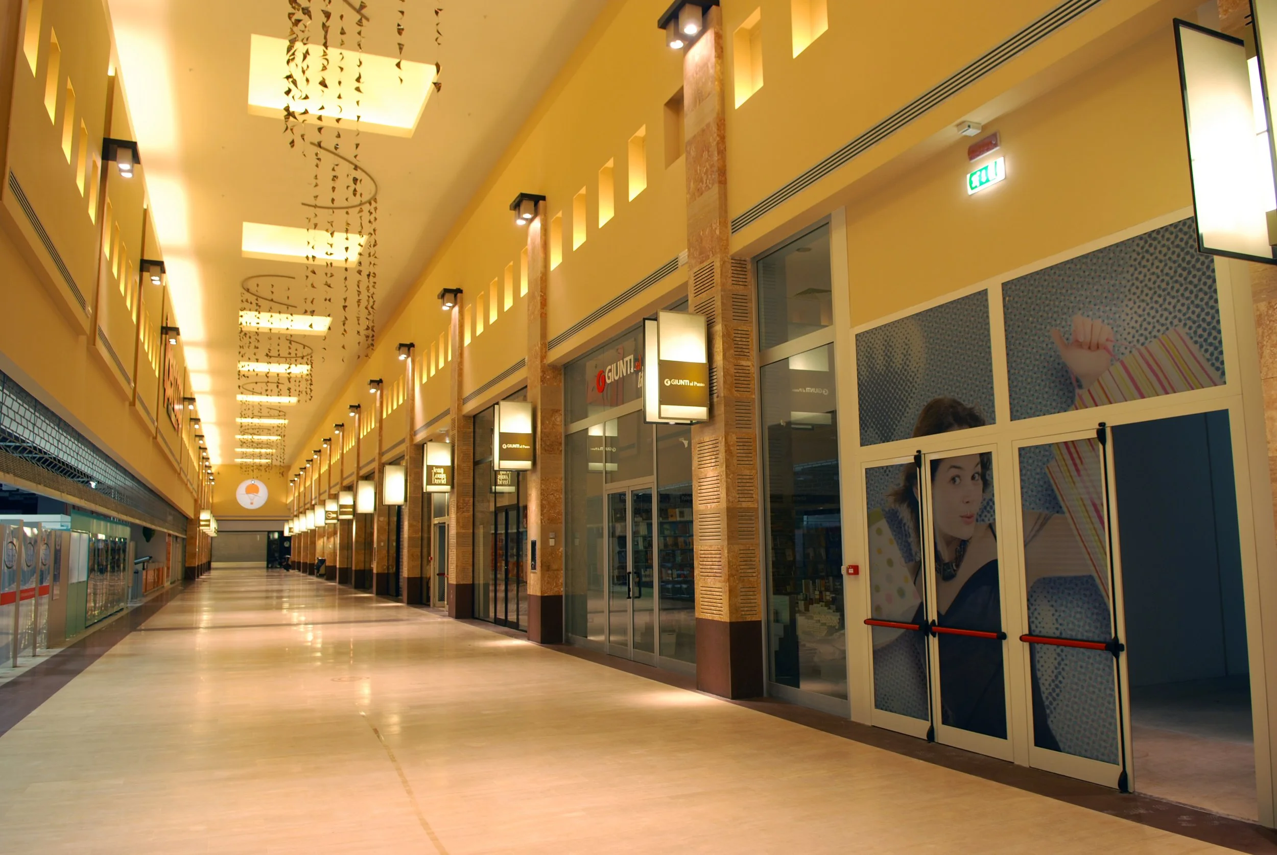 Molfetta Hypermarketmall 2.jpg
