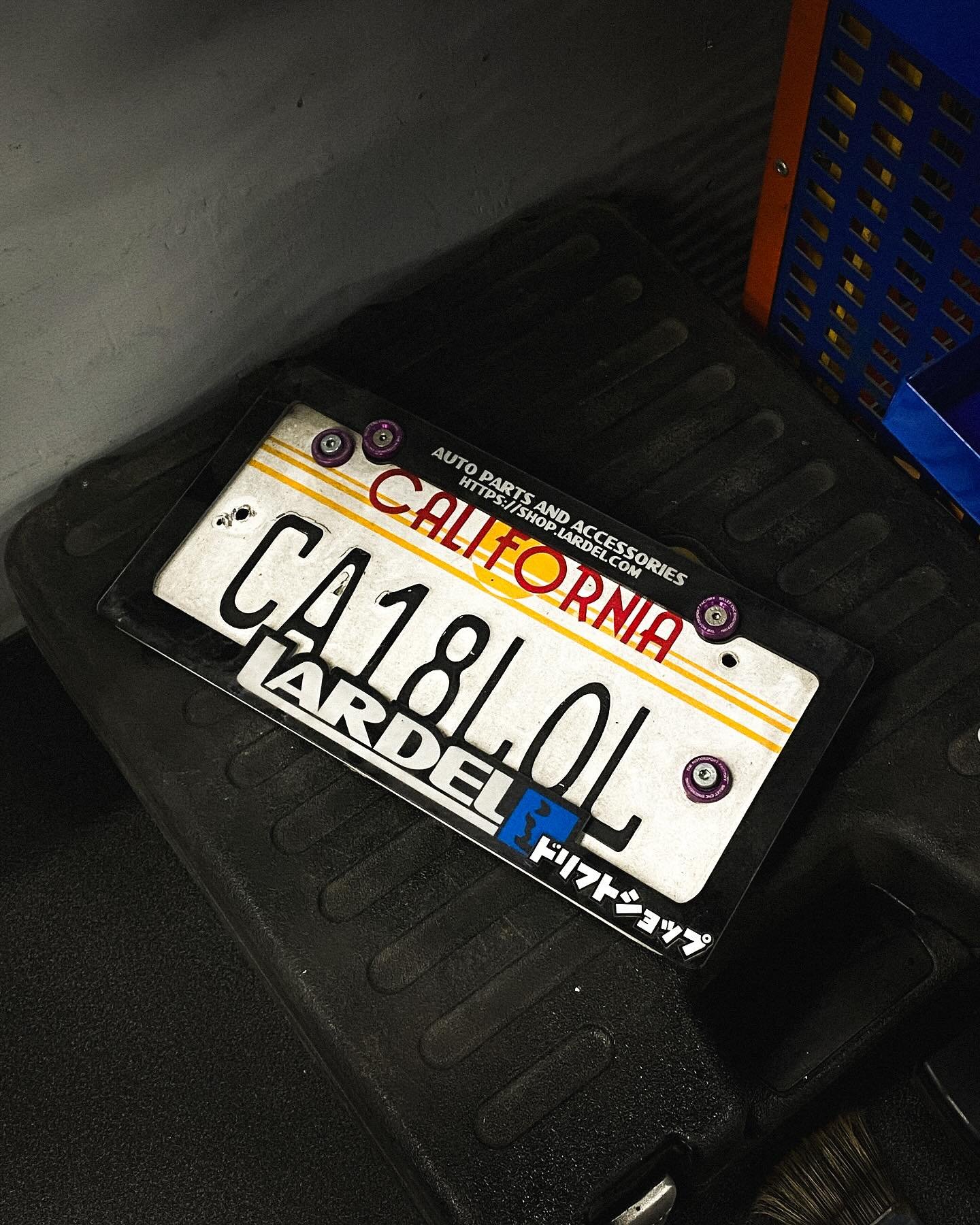 Lardel US-sized licenseplate frame available at https://shop.lardel.com