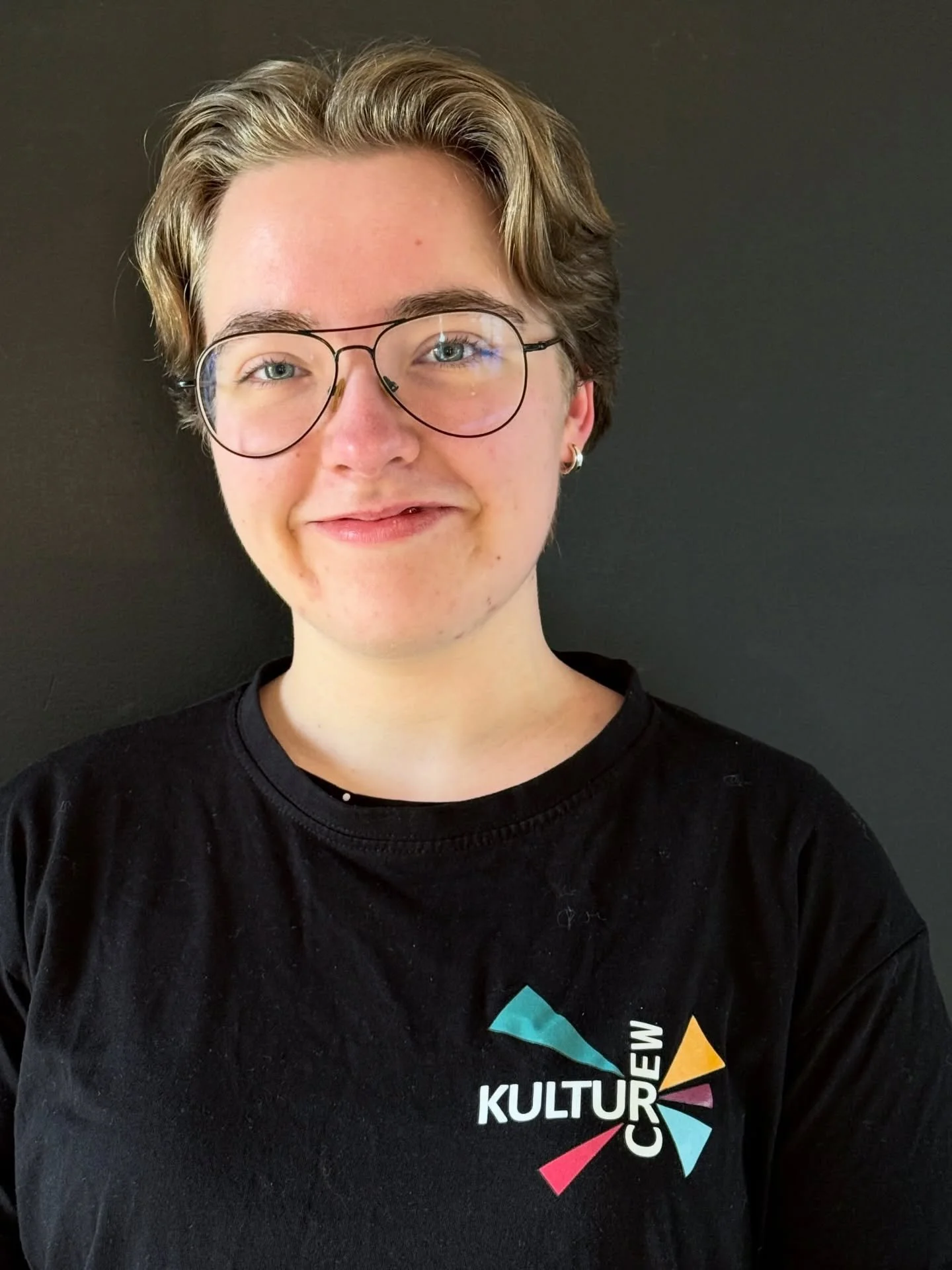 Trodde du att det r&auml;ckte med EN ny kollega p&aring; KulturCrew Sk&aring;ne? ABSOLUT INTE med s&aring; mycket som vi har att g&ouml;ra! Och vi har inte n&ouml;jt oss med n&aring;t annat &auml;n en fullfj&auml;drad KulturCreware - n&auml;mligen Ma