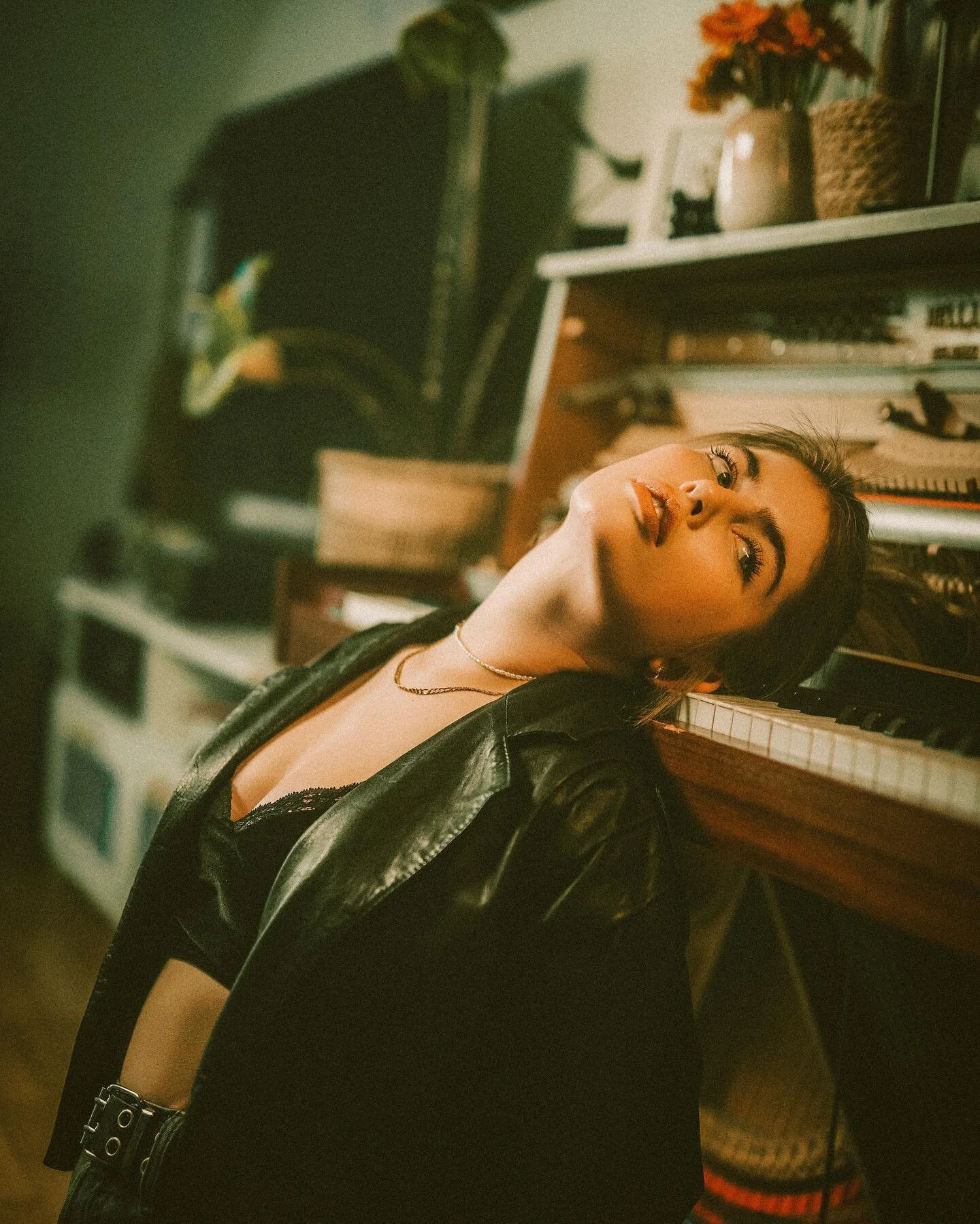 @little90sgirl 

#photography #photographer #homeshooting #sensual #girl #piano #plants #home #hamburg #canon