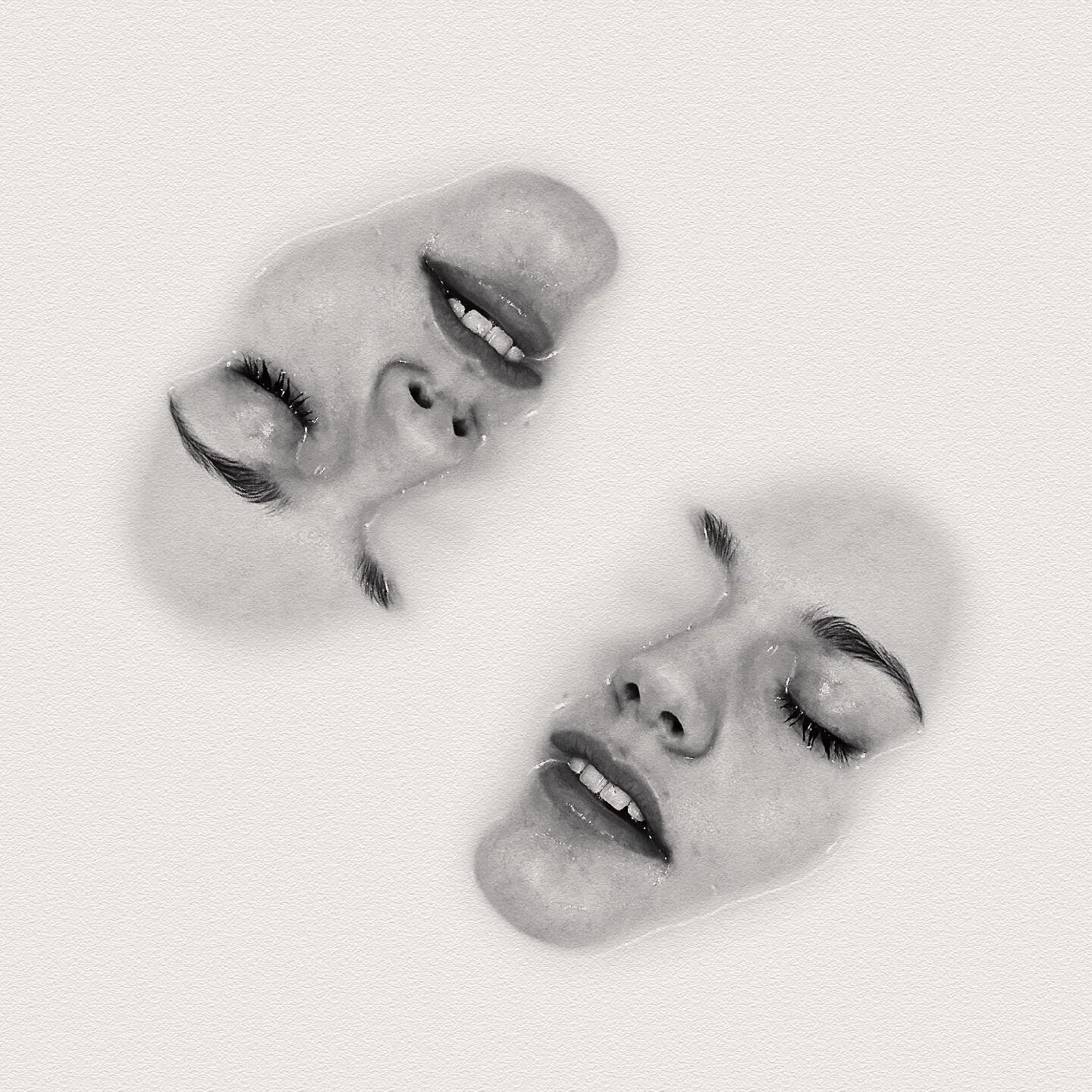 This photoshoot was an absolute blast - shoutout to @sophier11 for agreeing to soak in a bath full of powdered milk!