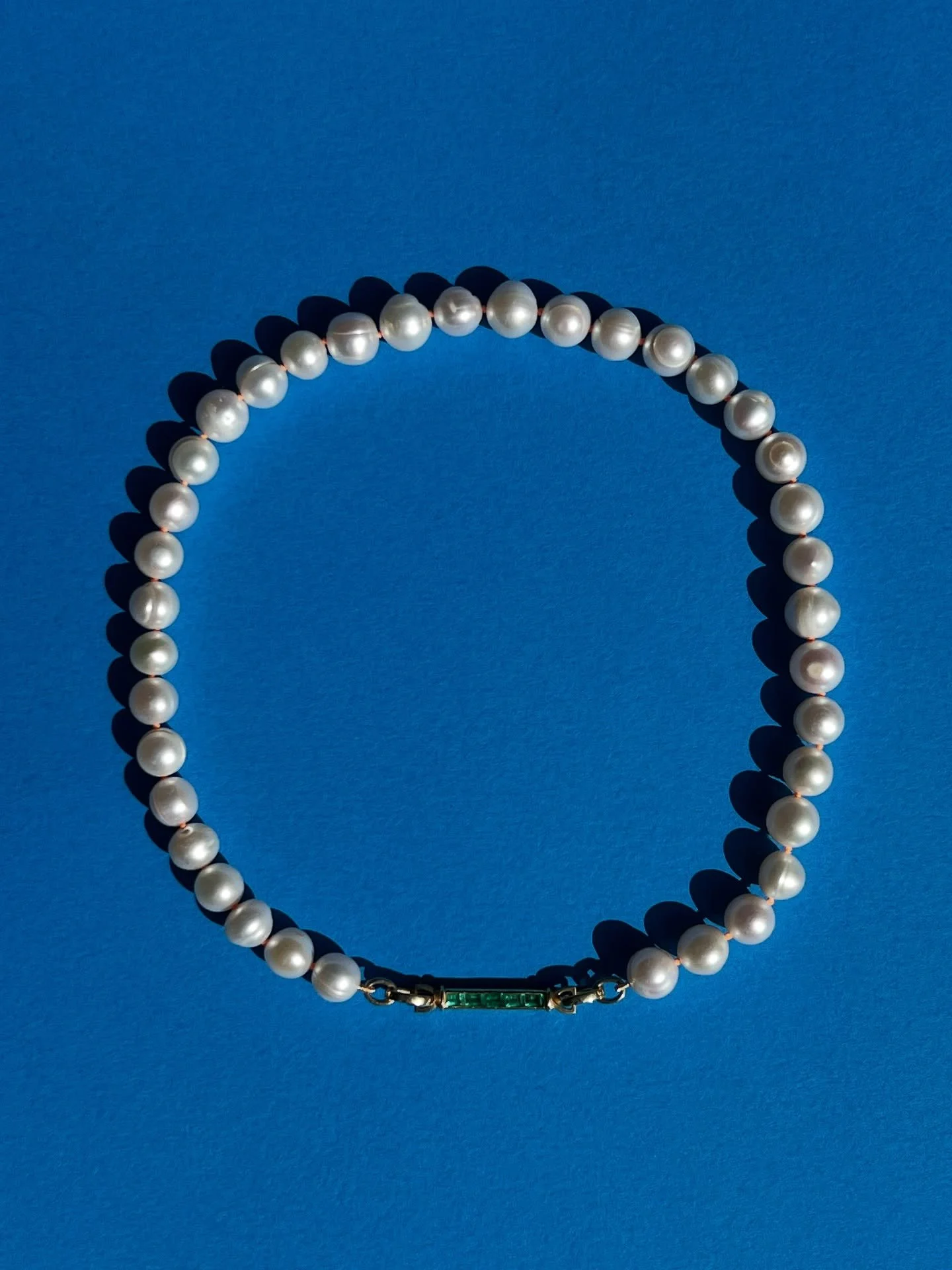 Love these bold pearls. We restrung her inherited pearls with a fab and fun neon orange cord and added link lock clasps so that she can wear them with our interchangeable bars. ⚡️🪩⚡️