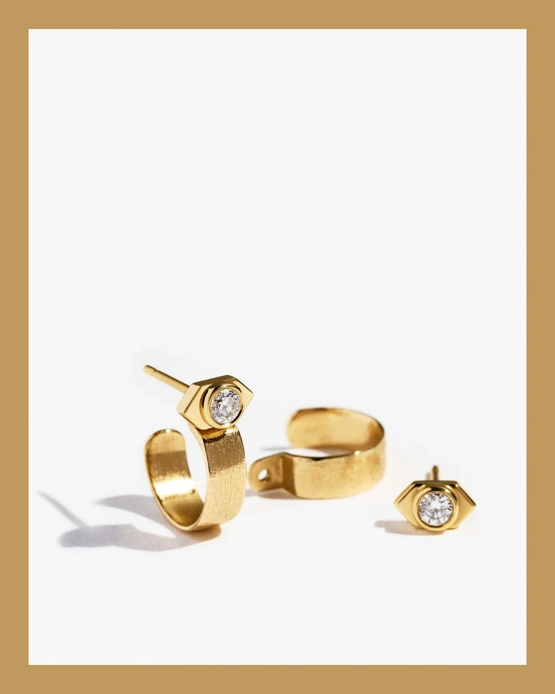 ✨ DIAMOND EARRINGS ✨

Despite being someone who loves color, I realized I was missing a pair of diamond solitaire earrings that still felt unique and expressive but could be worn every day with everything.

Coming in two sizes and with an optional de