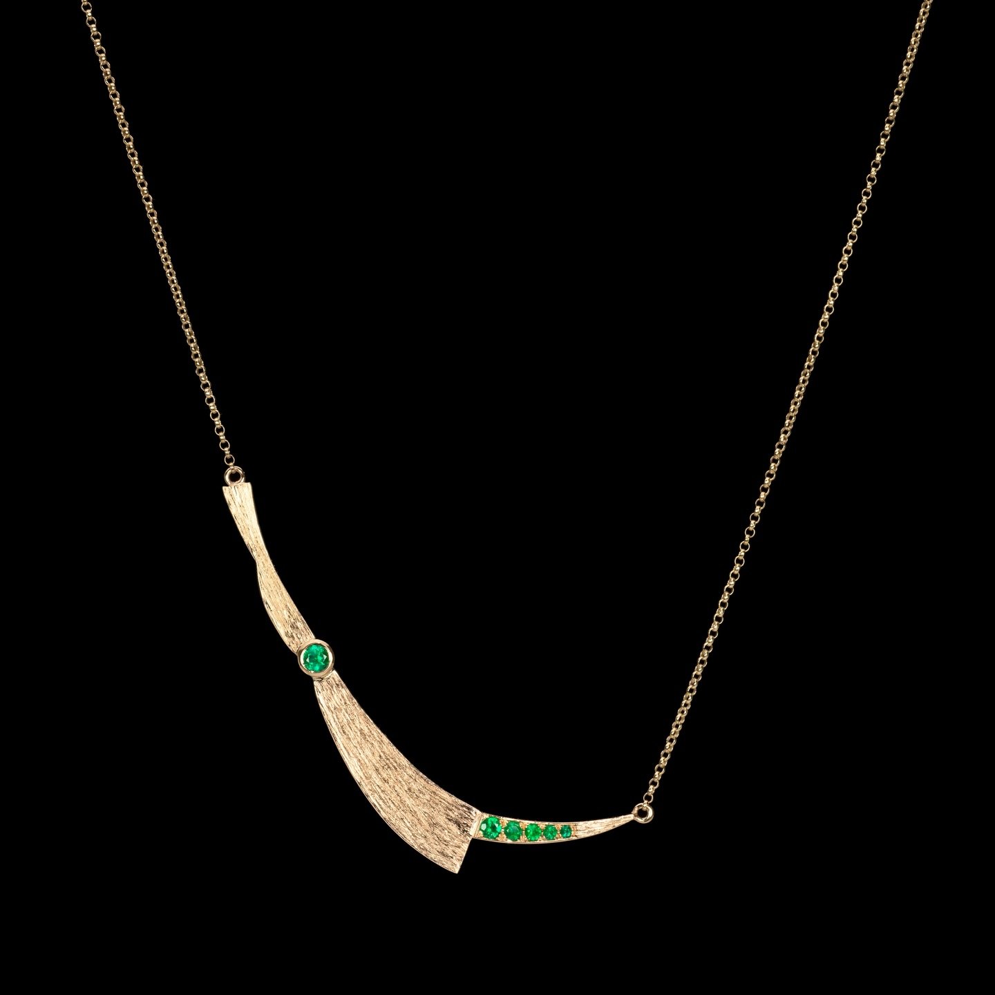 Hidden symbolism in this bespoke emerald necklace within a subtly celestial theme 💫✨