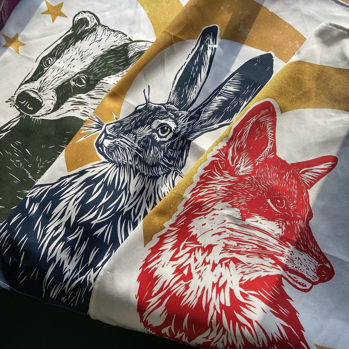 Today is tea towel day! Shop update at 6pm on my website (not Etsy!) 

#thelittlestfalcon #teatowels #shopupdate #designerteatowel #linocut #linoprint #moonlitanimals #fox #hare #badger
