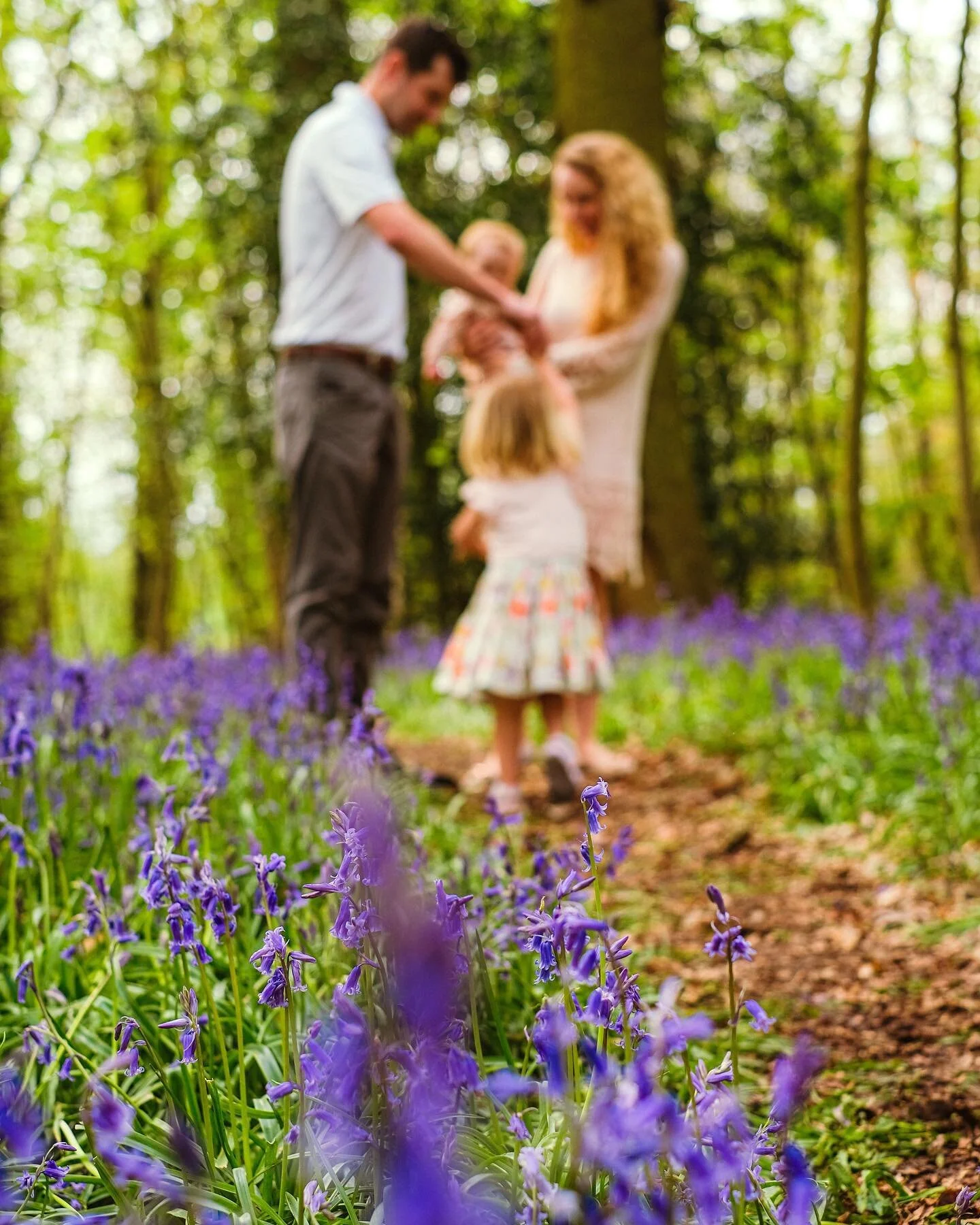 Slowly getting through all of the bluebells galleries plus every other gallery, in the universe of galleries, this week. 😩✌🏽😂
Why do I love out of focus images so much?
I really do!
&bull;
Jennie, Matilda, Lottie and 
💜💚🤍
.
.
.
.
.
#customerloy