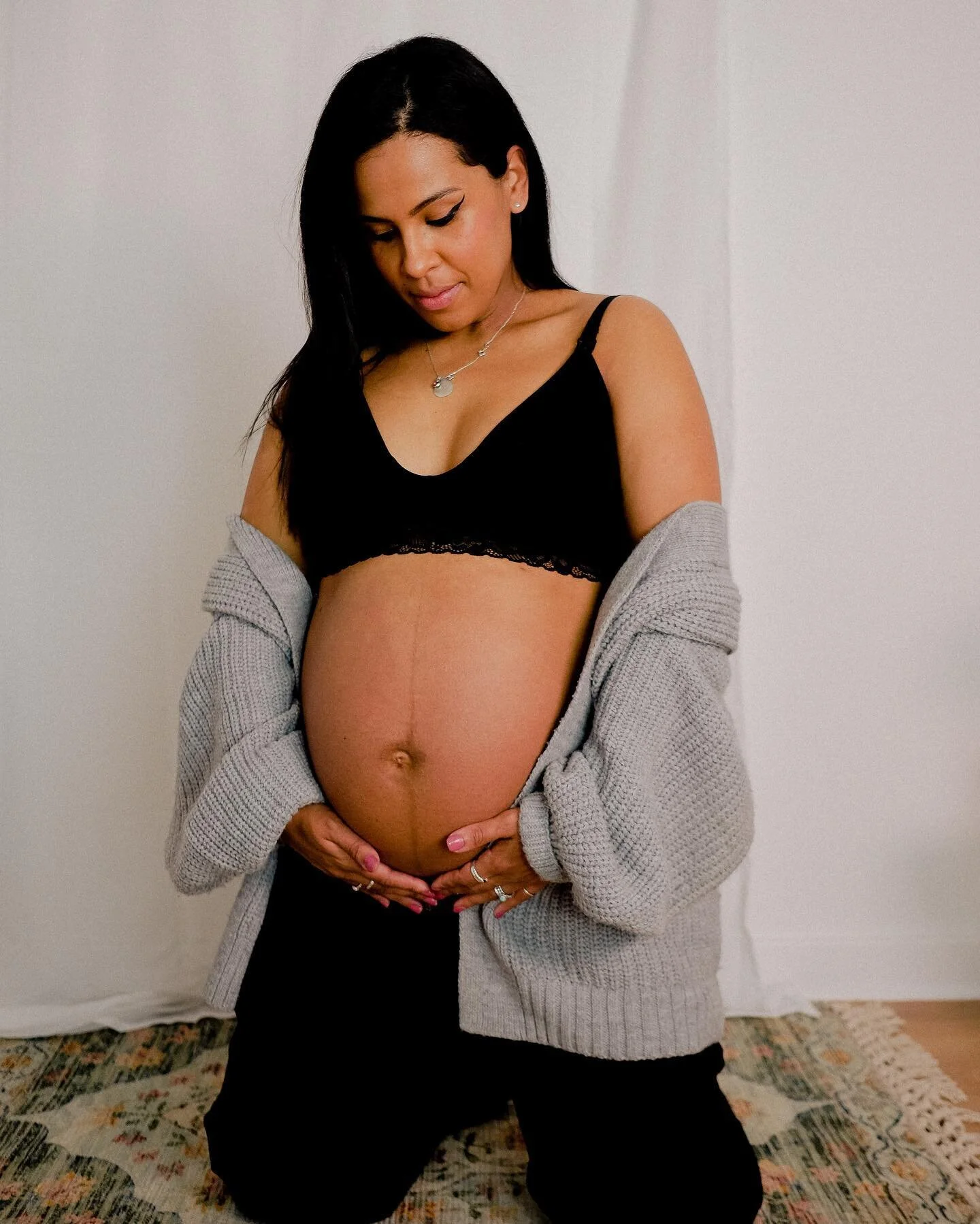 Motherhood brings you to your knees in a way that doesn't leave room for you to judge others. It makes you see that there's no ideal - a constant struggle, constantly compromising, but ultimate love. ✨🫶🏽
&mdash; Maggie Gyllenhaal
.
.
.
#familyphoto