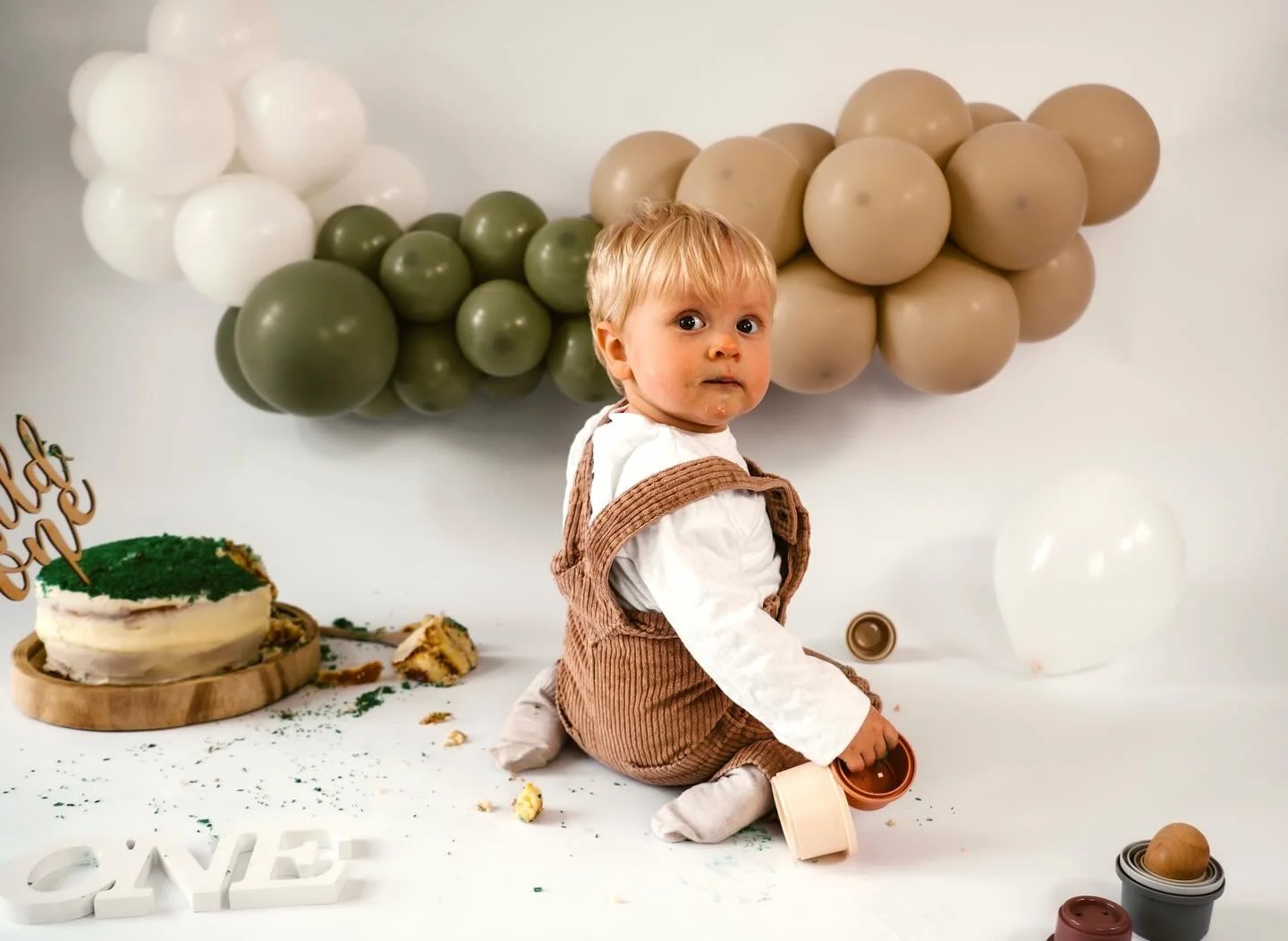 Not all heroes wear capes&hellip; Some wear buttercream. 🎂✨
A 1 year old. A homemade cake. Some cute balloons. A whole lot of chaos (and the best kind of memories).

Cake smashes aren&rsquo;t just about cute pics (though you&rsquo;ll get plenty!) th